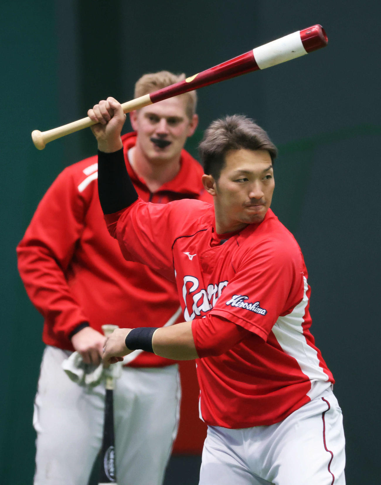 ティー打撃練習をする鈴木誠。左はクロン