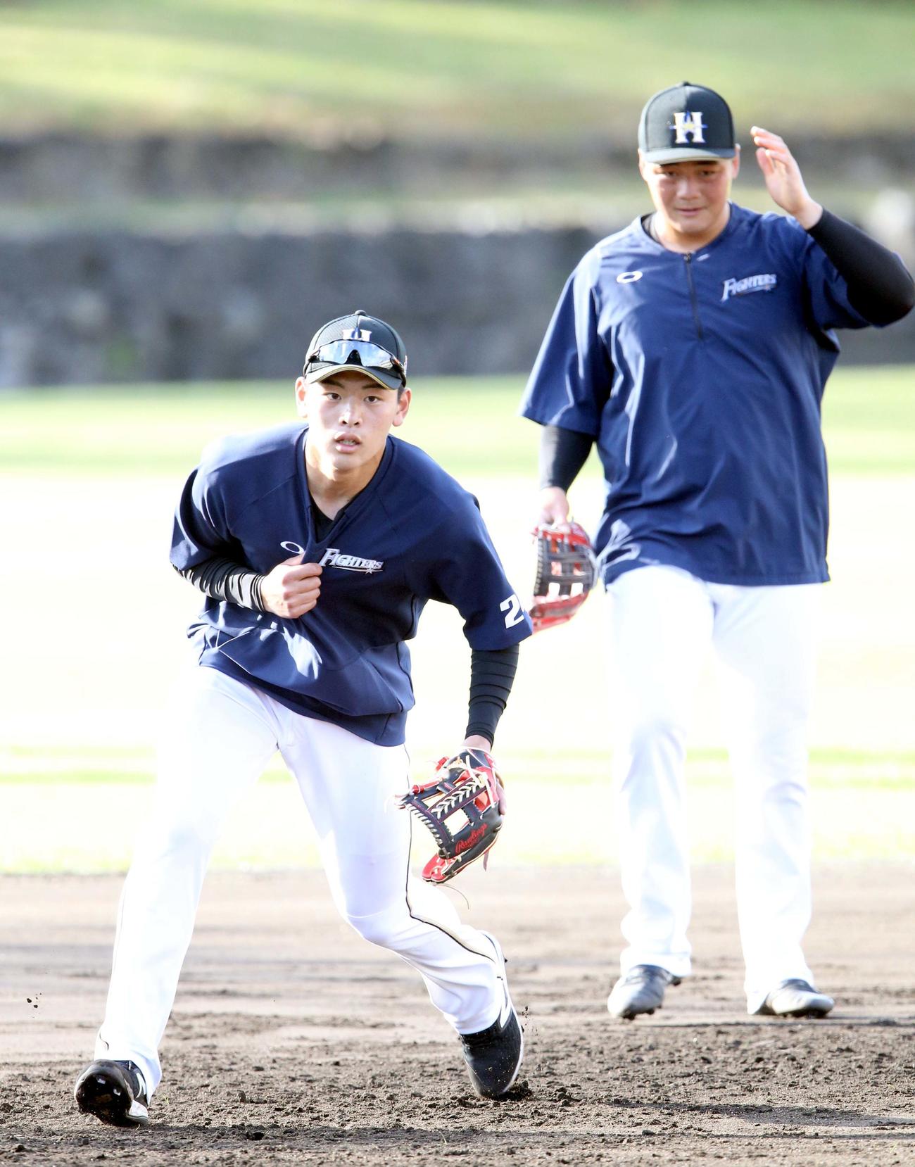 早朝で守備練習をする日本ハム野村と清宮（右奥）（撮影・佐藤翔太）