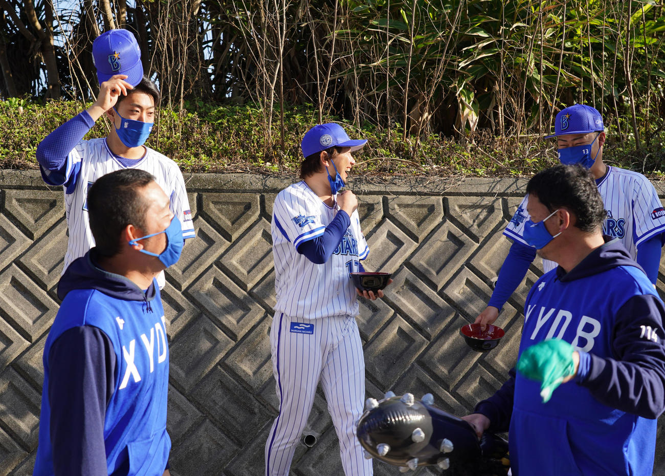 鬼がDeNA木塚敦志コーチ（前列左）と川村丈夫コーチ（前列右）と知り、驚く、後列左から入江、三嶋、伊勢