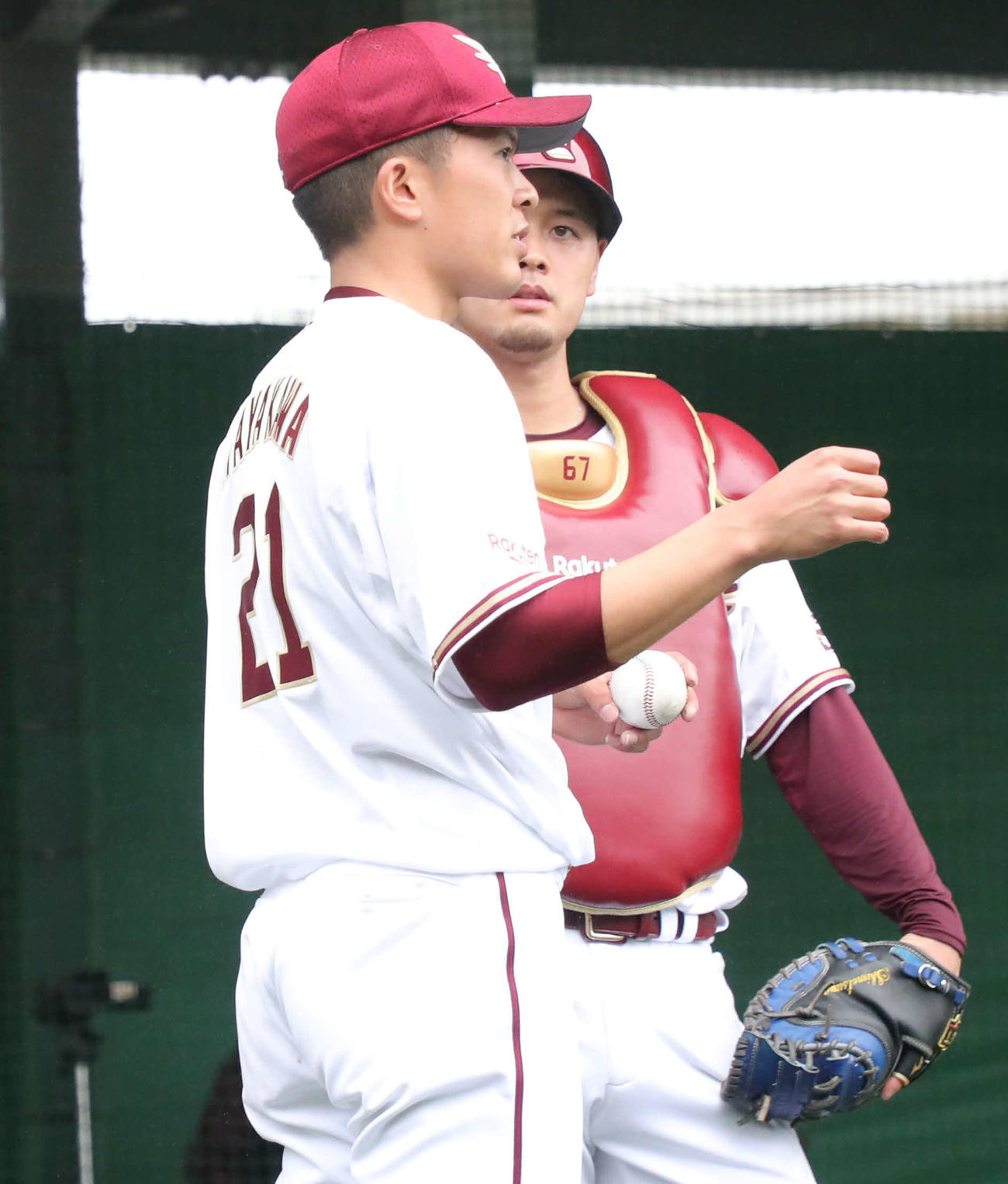 キャンプ初のブルペン投球を終えた楽天早川（手前）は下妻と話し込む
