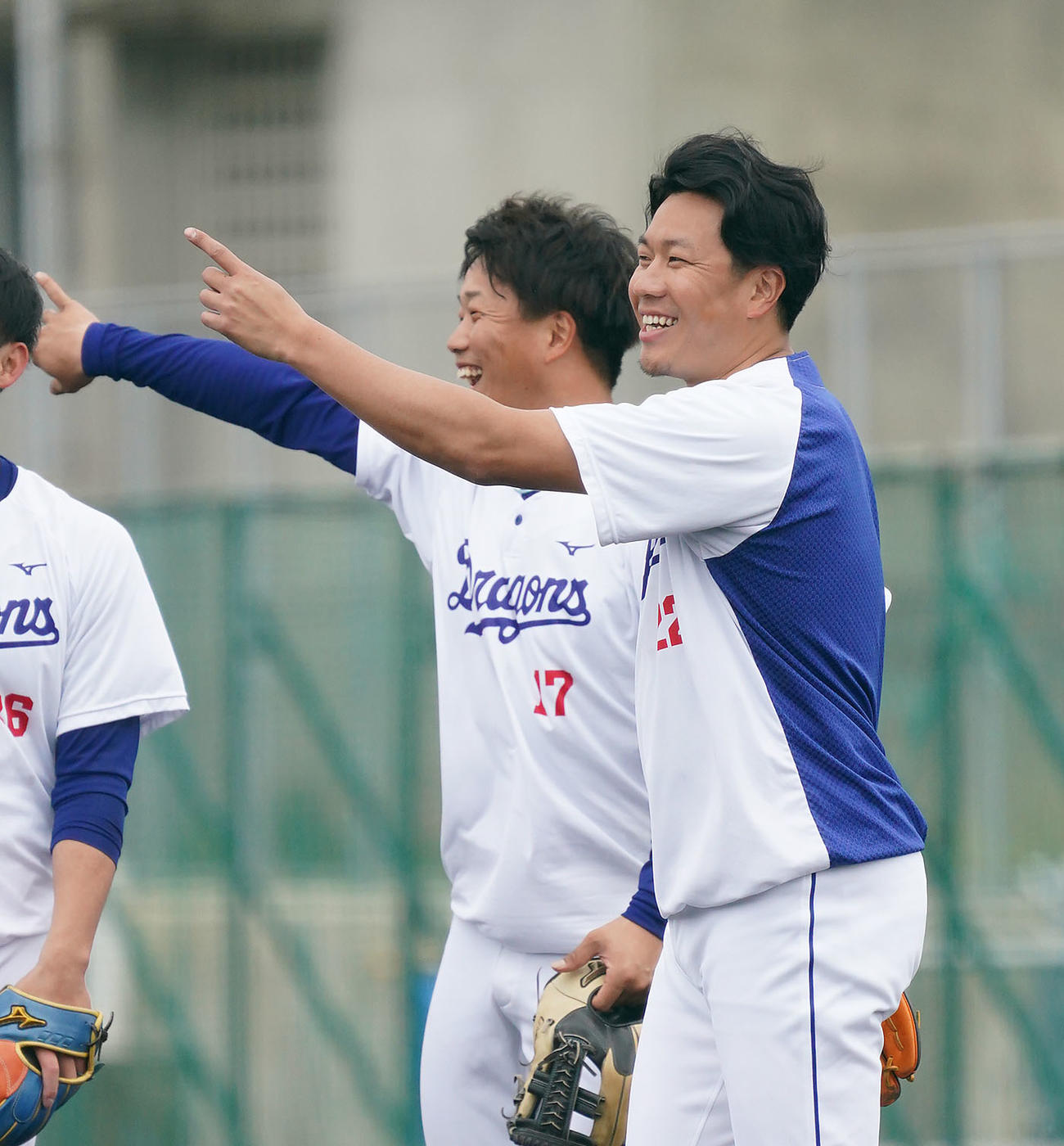 ノックの合間に明るい表情を見せる大野雄（撮影・森本幸一）