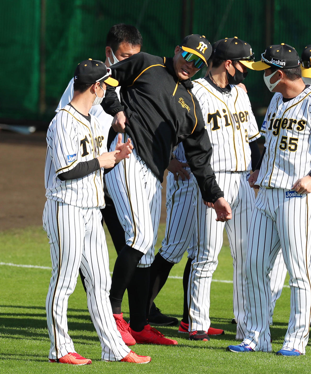 ミーティング前にズボンを伸ばす阪神糸井（撮影・加藤哉）