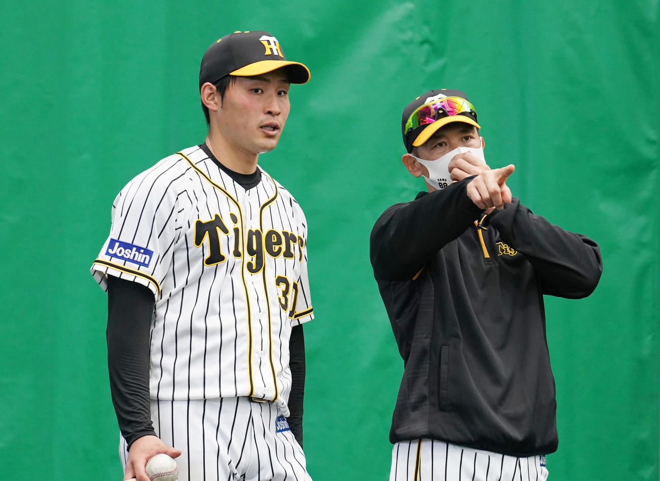 ブルペンで阪神佐藤蓮（左）と言葉を交わす矢野監督