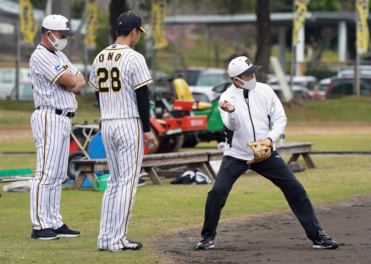 投内連係を終えた阪神小野（中央）に指導する川相臨時コーチ。左は井上ヘッドコーチ（撮影・前田充）