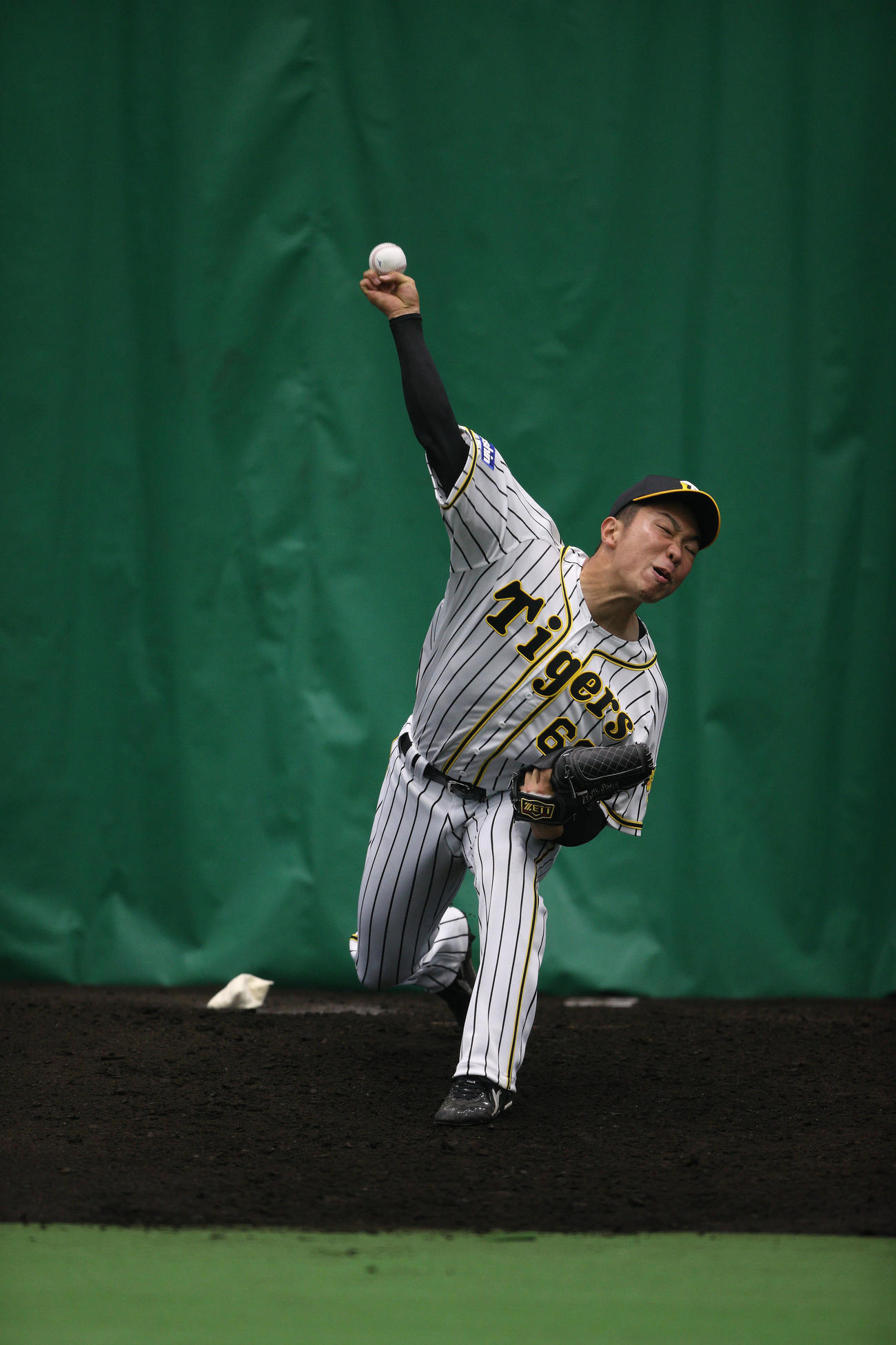 ブルペンで投球する阪神石井大智（阪神タイガース提供）