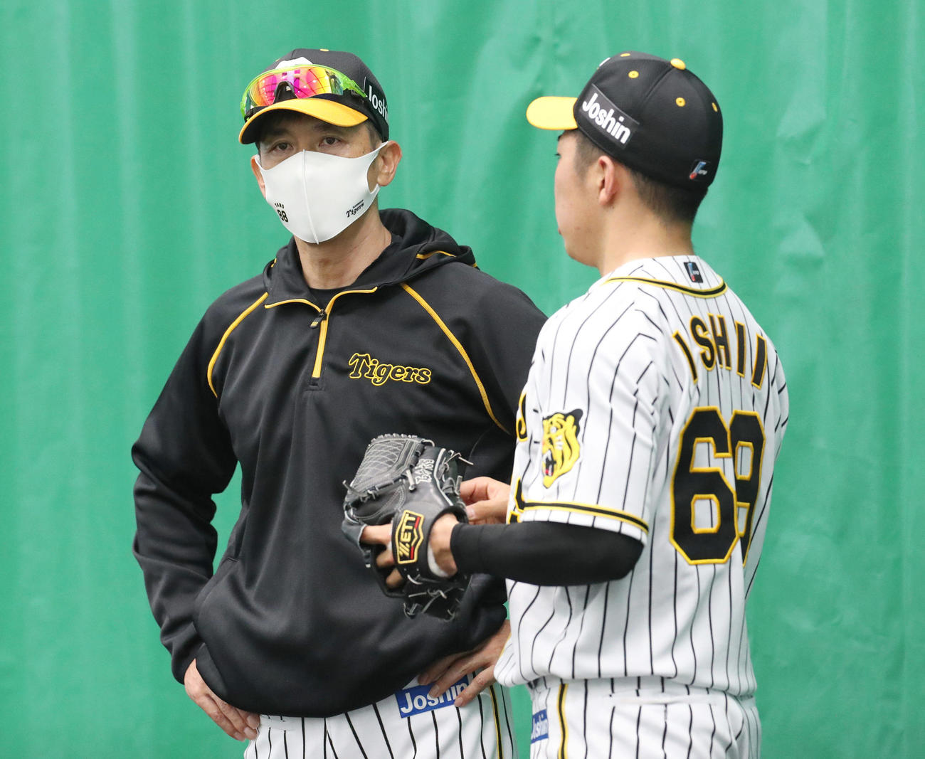 阪神春季キャンプ　ブルペンでの投球を終えた阪神石井大智（右）と言葉を交わす矢野燿大監督