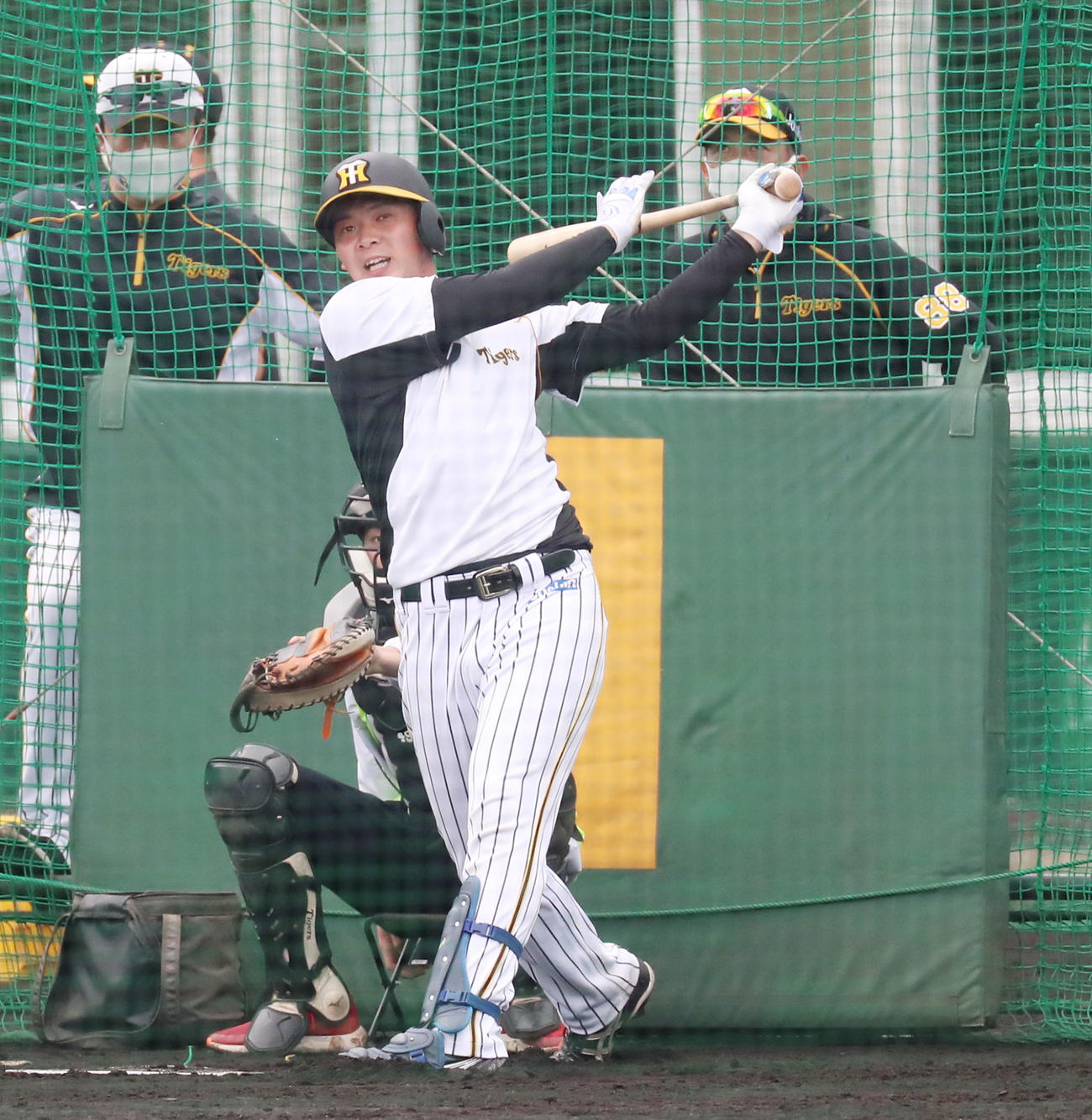 打撃練習を行う井上、右は矢野監督（撮影・加藤哉）