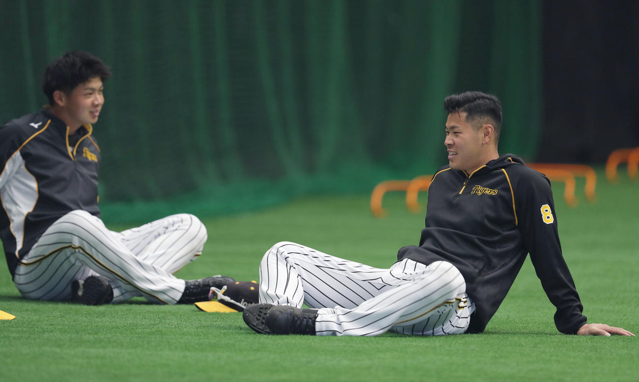 笑顔で言葉を交わす阪神佐藤輝（右）と井上（撮影・前田充）