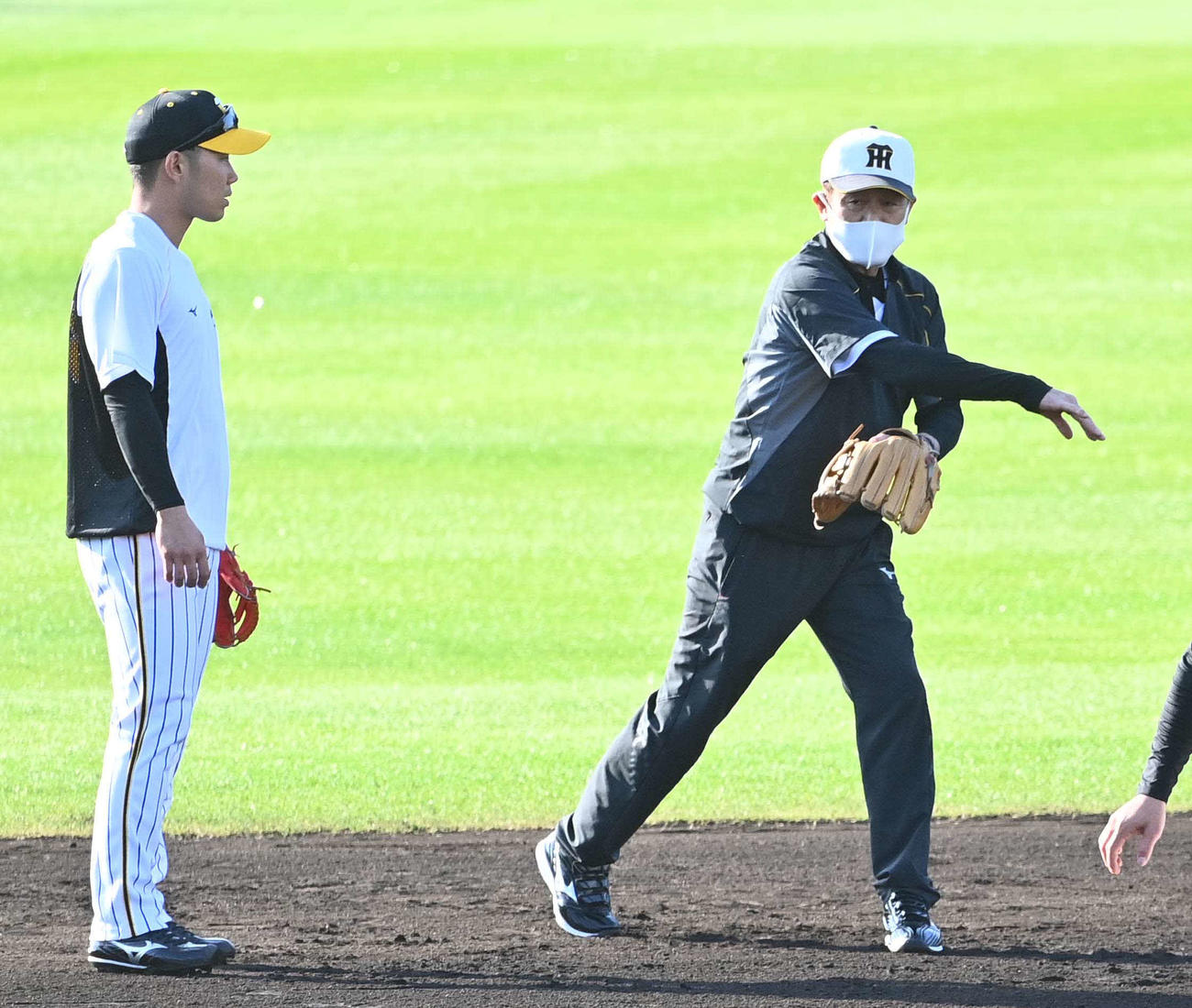 早出特守する糸原健斗を指導する川相昌弘臨時コーチ（撮影・上田博志）