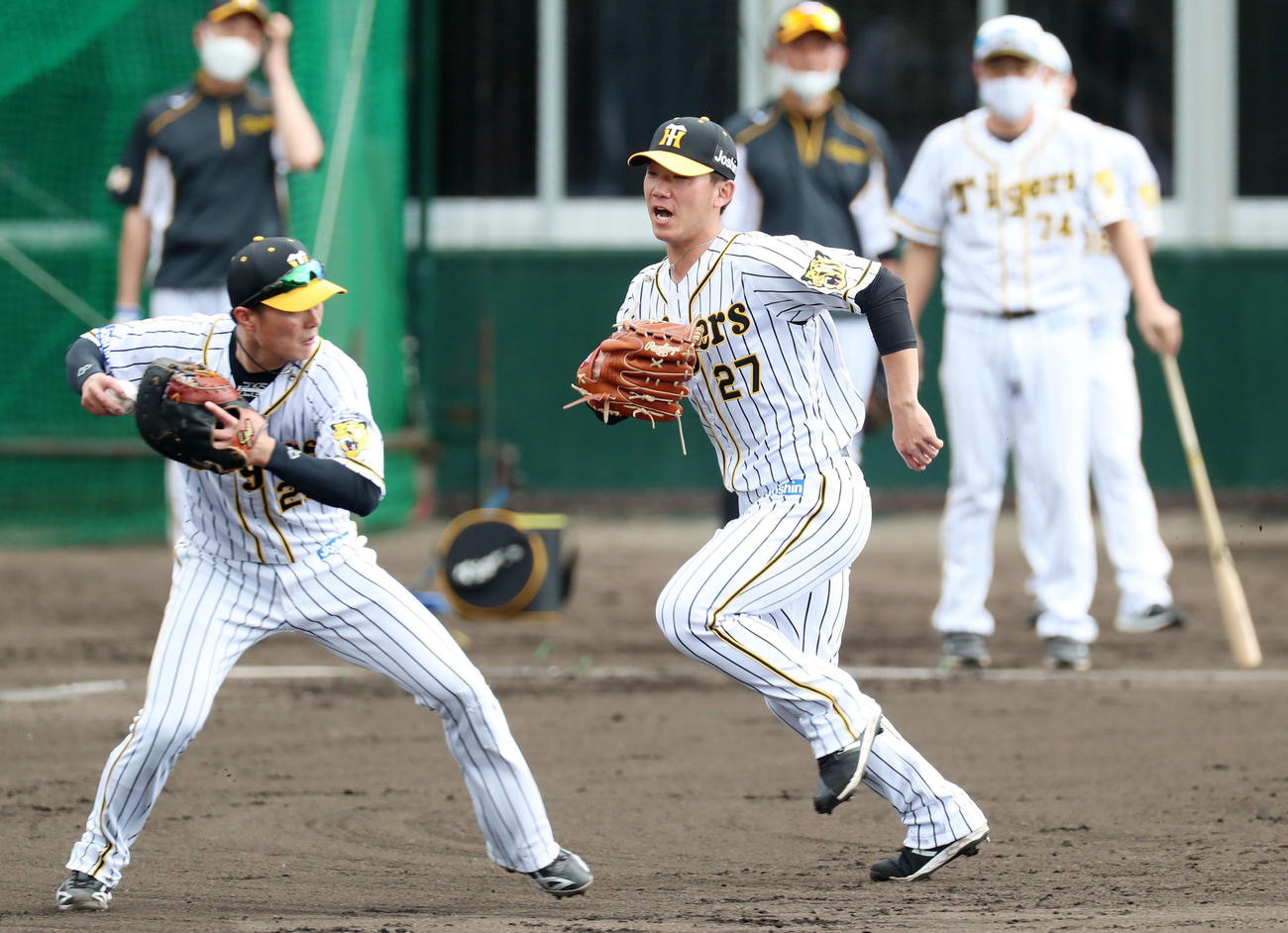 投内連係プレーの練習で一塁へ駆け出す伊藤将、左は北條（撮影・加藤哉）