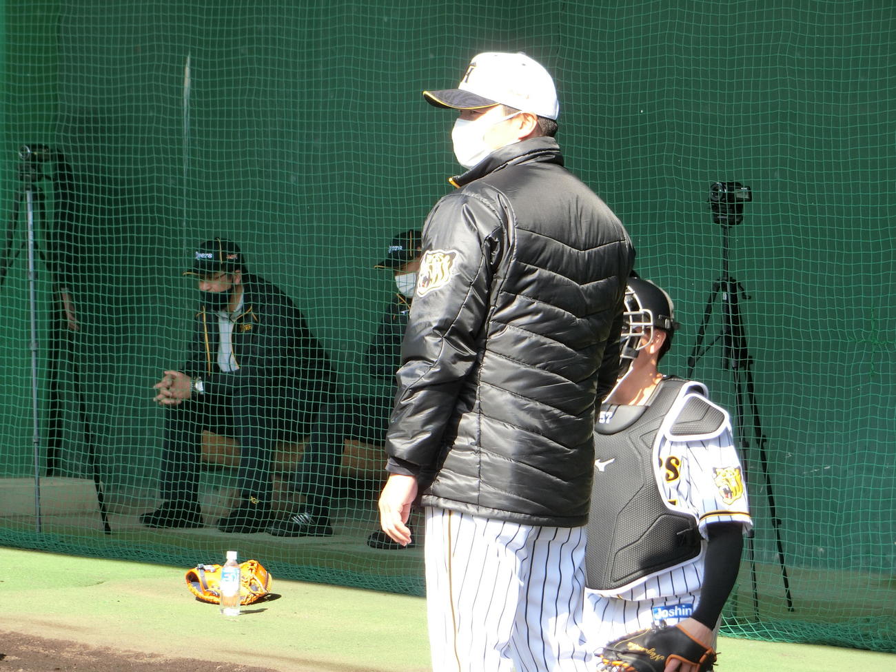 高知・安芸での阪神2軍春季キャンプで、小林のブルペン投球の打席に立つ久保田2軍投手コーチ