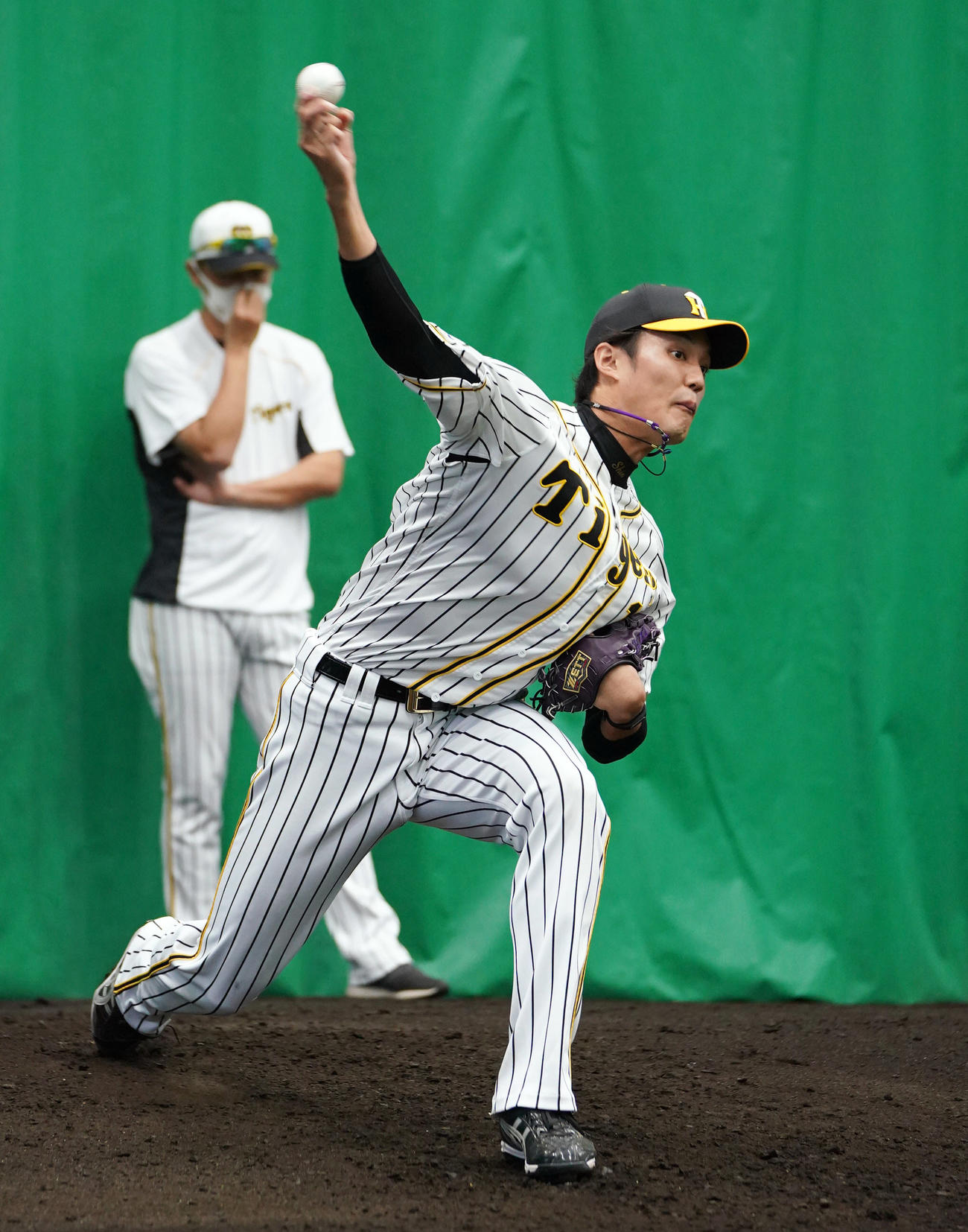 阪神春季キャンプ　ブルペンで投球する阪神藤浪晋太郎