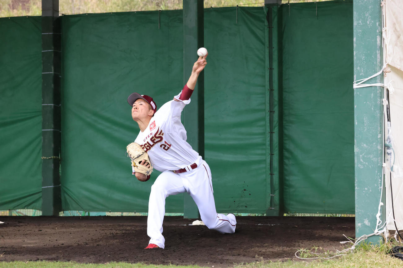 キャンプ初のブルペン投球をする楽天早川