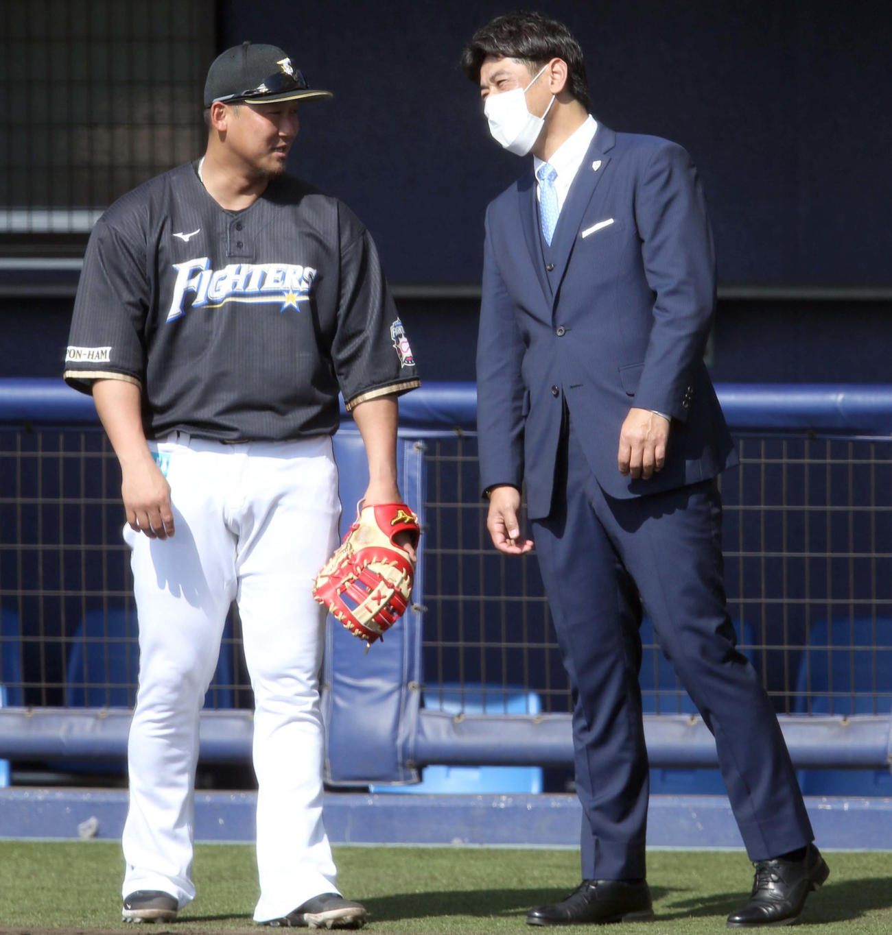 日本ハムのキャンプを視察し日本ハム中田（左）と会話する侍ジャパン稲葉監督（撮影・佐藤翔太）