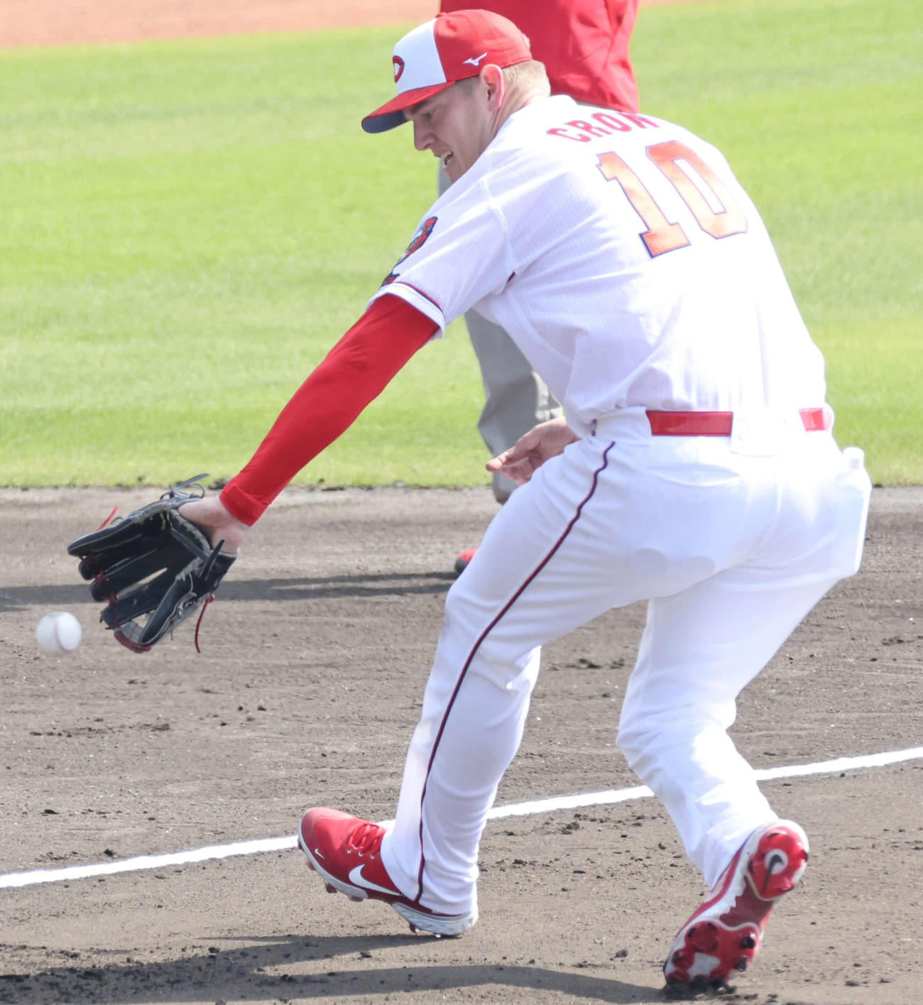 プロ野球広島沖縄キャンプ　サード守備練習をするクロン（撮影・加藤孝規）
