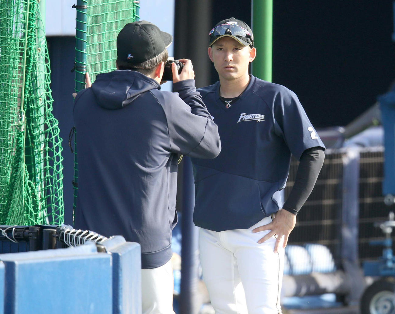 球場入りしてすぐに日本ハム清水（左手前）に撮影してもらう杉谷（撮影・佐藤翔太）