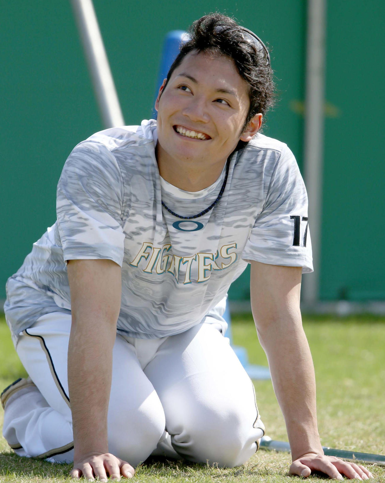 練習を終え笑顔を見せる日本ハム伊藤（撮影・佐藤翔太）