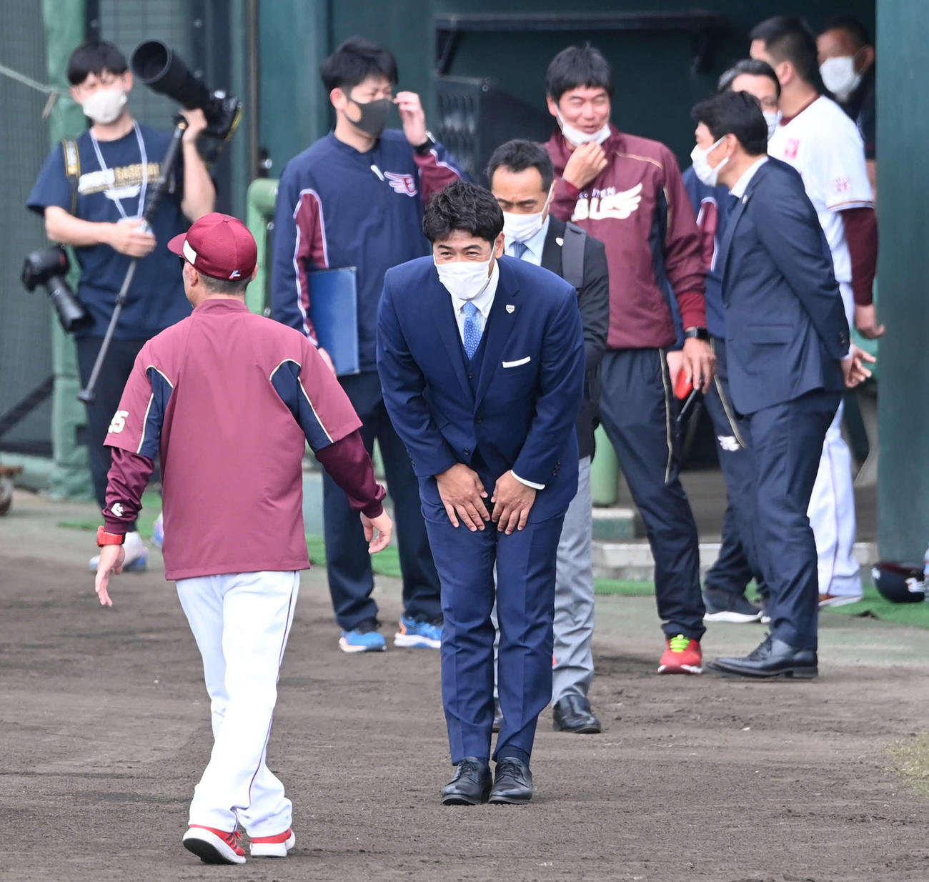 楽天キャンプの視察に訪れた侍ジャパン稲葉監督（中央）は奈良原内野守備走塁コーチにあいさつ（撮影・山崎安昭）