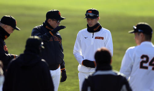 練習前、若林（右）と話をする巨人原監督（撮影・狩俣裕三）