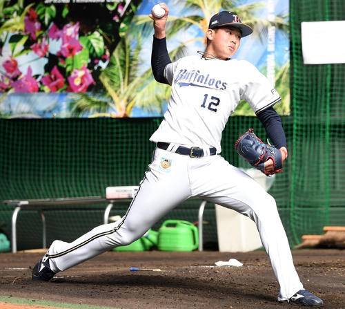キャンプで初めてブルペンで投球練習を行うオリックス山下舜平大（撮影・前岡正明）
