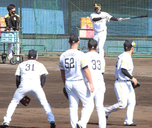 ノックを行う小久保裕紀ヘッドコーチ（撮影・菊川光一）