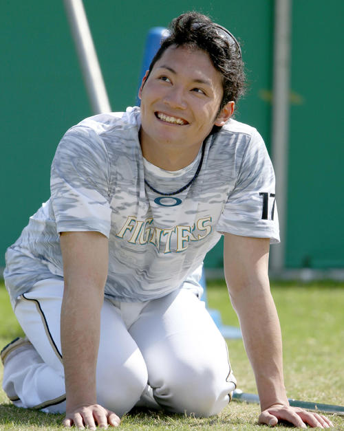 練習を終え笑顔を見せる日本ハム伊藤（撮影・佐藤翔太）