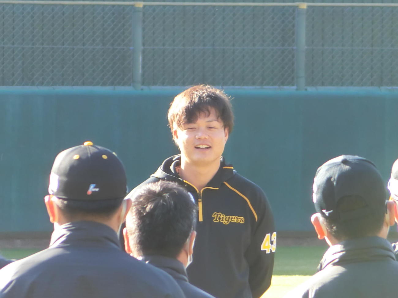 高知・安芸での阪神2軍春季キャンプ3日目の練習前に声出しを行う守屋