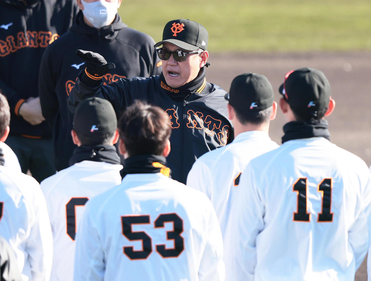 選手を前に話す巨人原監督（撮影・足立雅史）