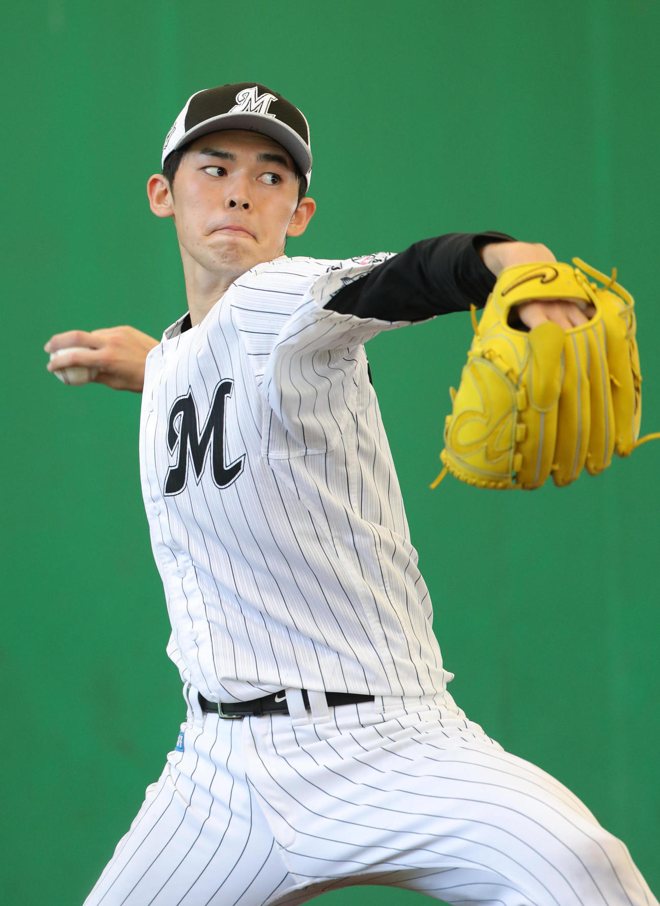 ブルペンで投球練習するロッテ佐々木朗
