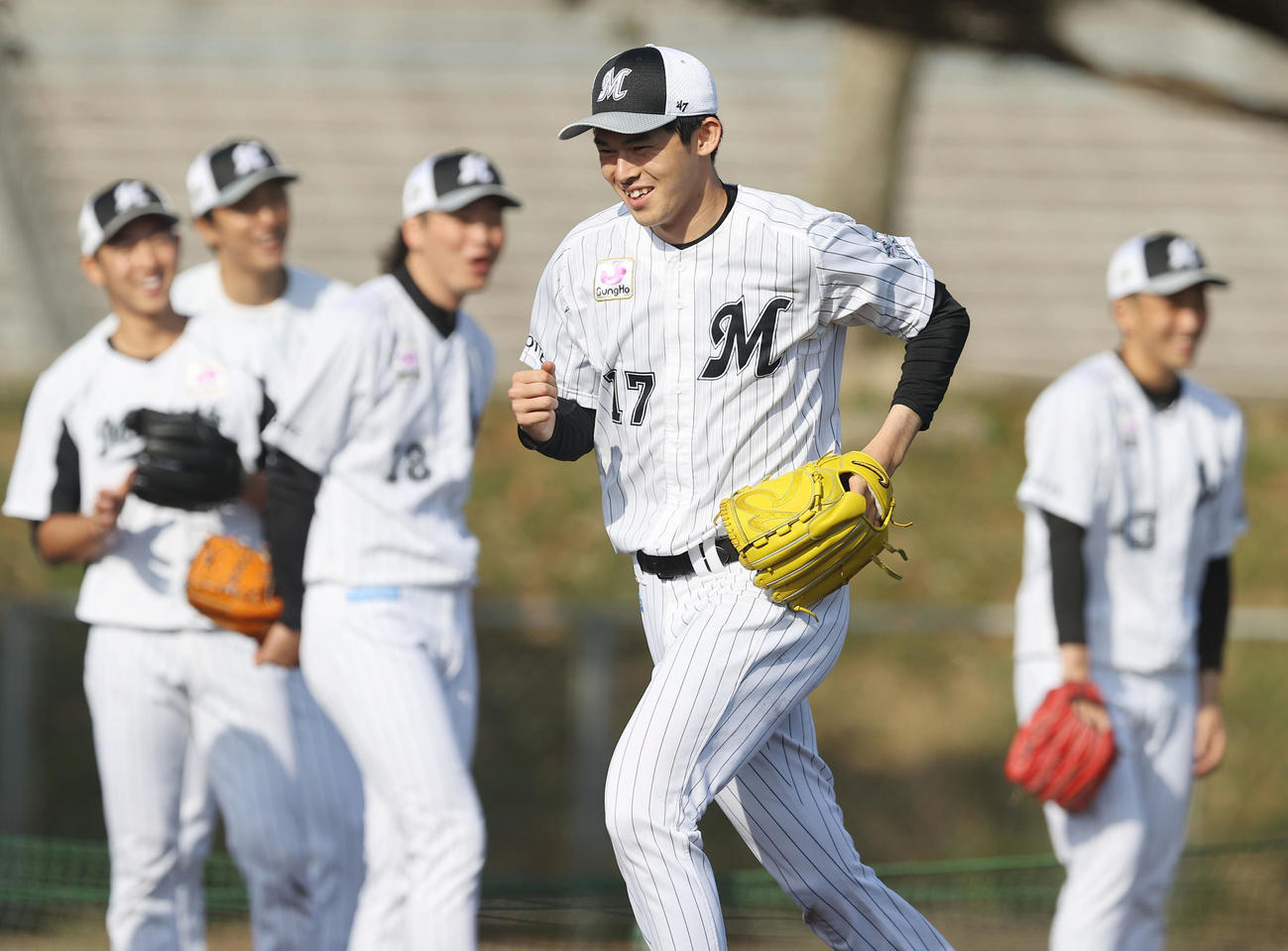 投内連係で先輩たちの声かけに照れ笑いのロッテ佐々木朗（撮影・垰建太）