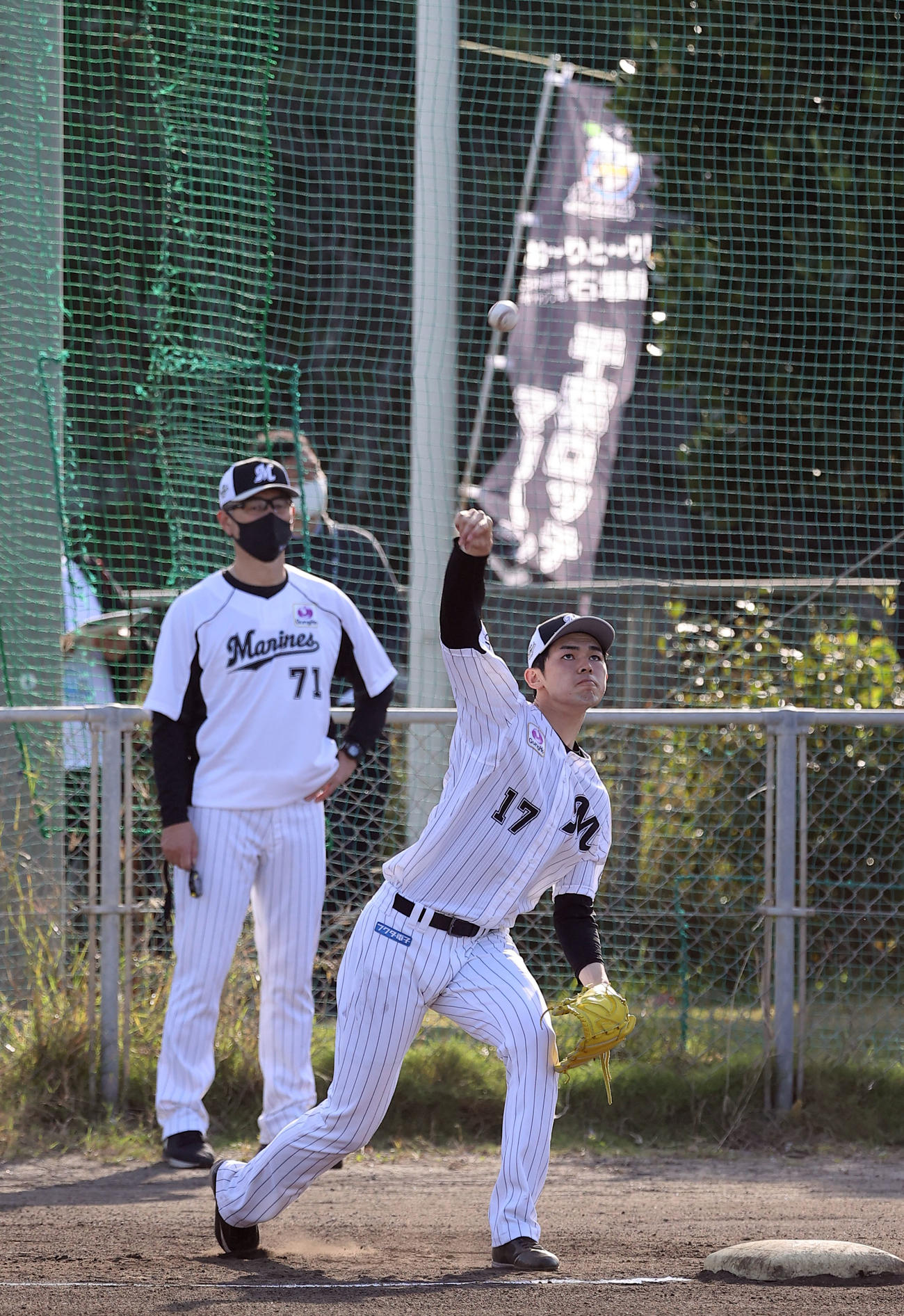 吉井投手コーチ（左）が見つめる中、キャッチボールするロッテ佐々木朗（撮影・垰建太）