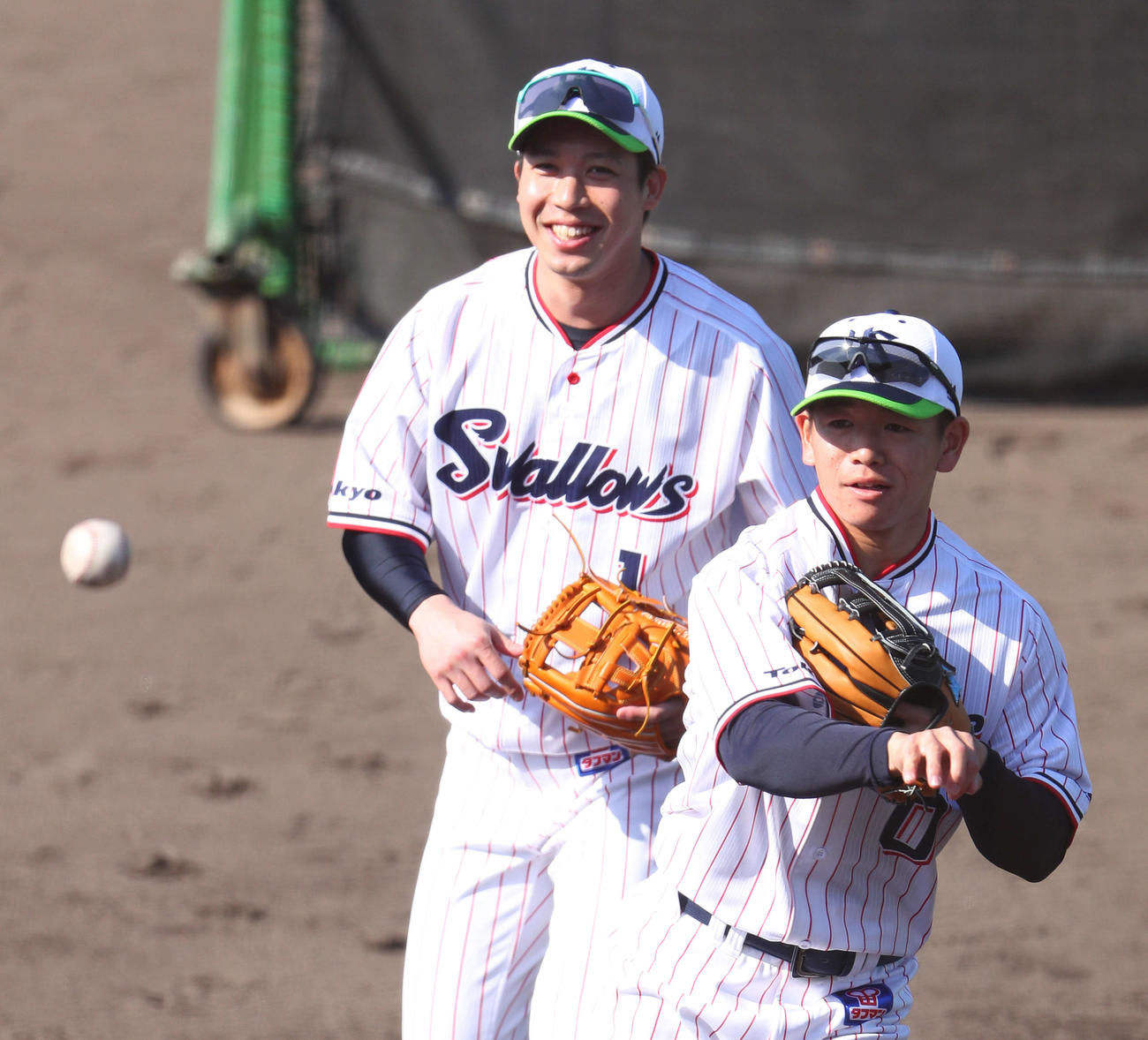 キャッチボールクラシックに挑戦するヤクルト山田（左）と並木（撮影・河田真司）