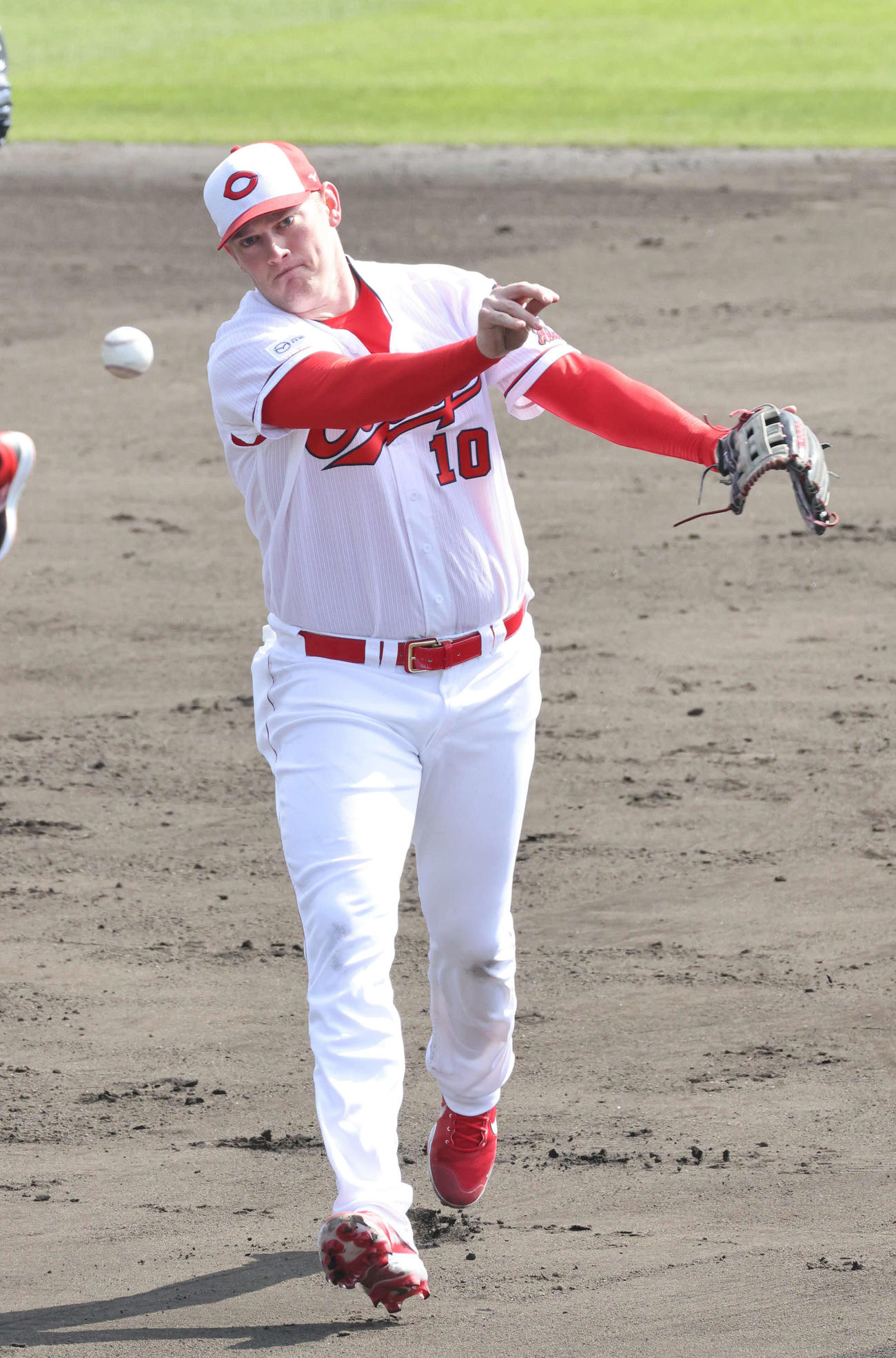 プロ野球広島沖縄キャンプ　サード守備練習をするクロン（撮影・加藤孝規）