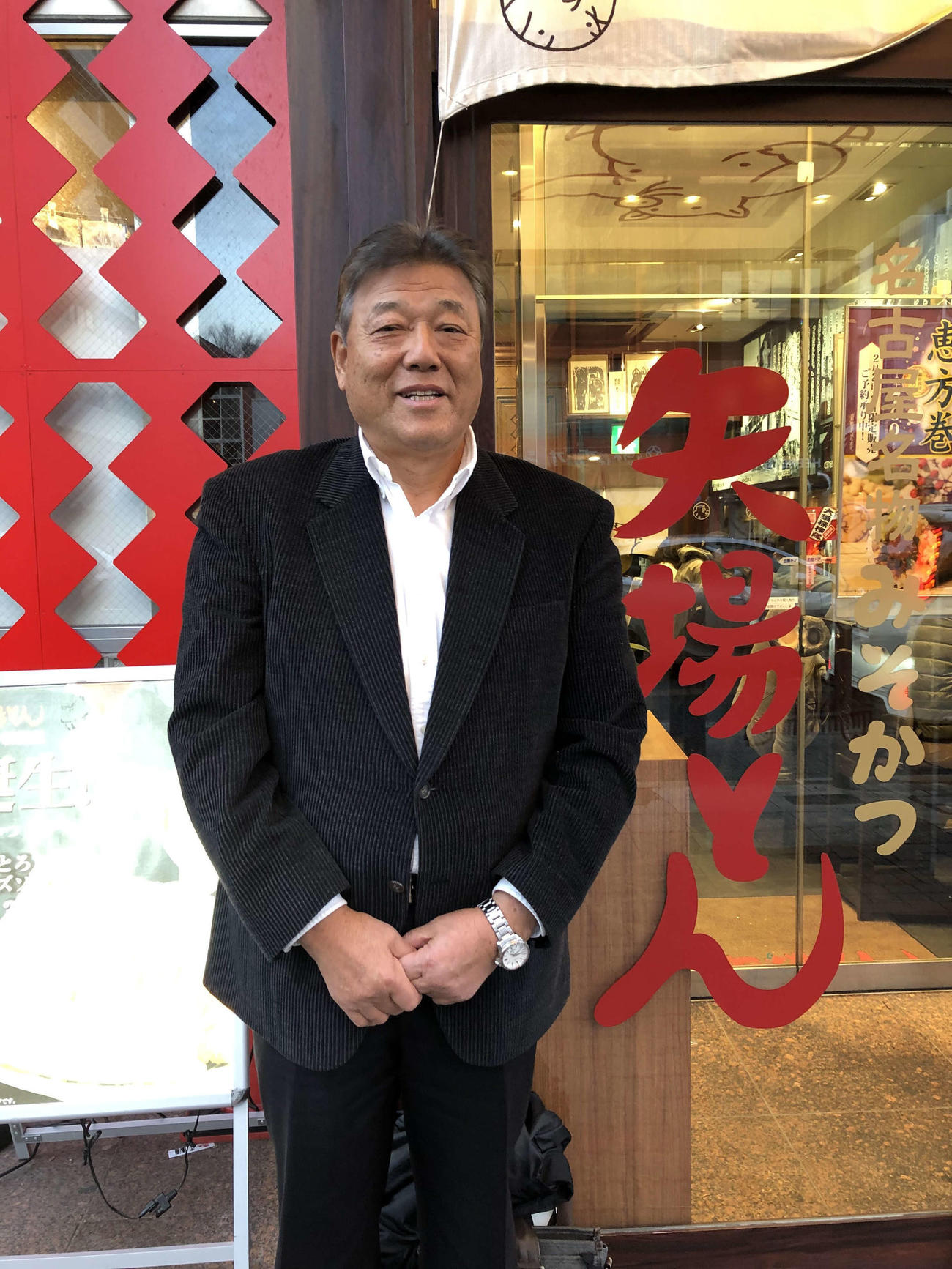 矢場とん本店の前に立つ片貝義明氏