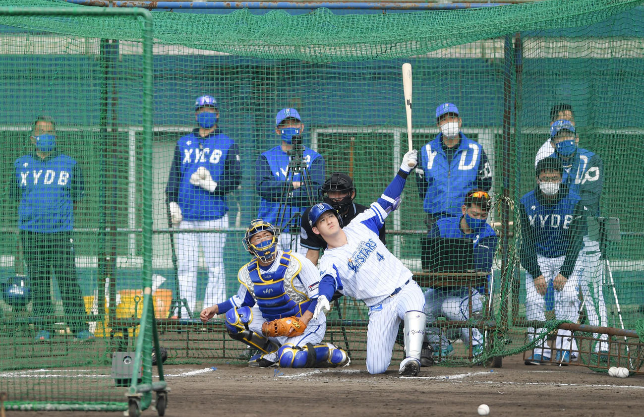 フリー打撃で快音を響かせるDeNA伊藤裕。打撃投手砂田（撮影・横山健太）
