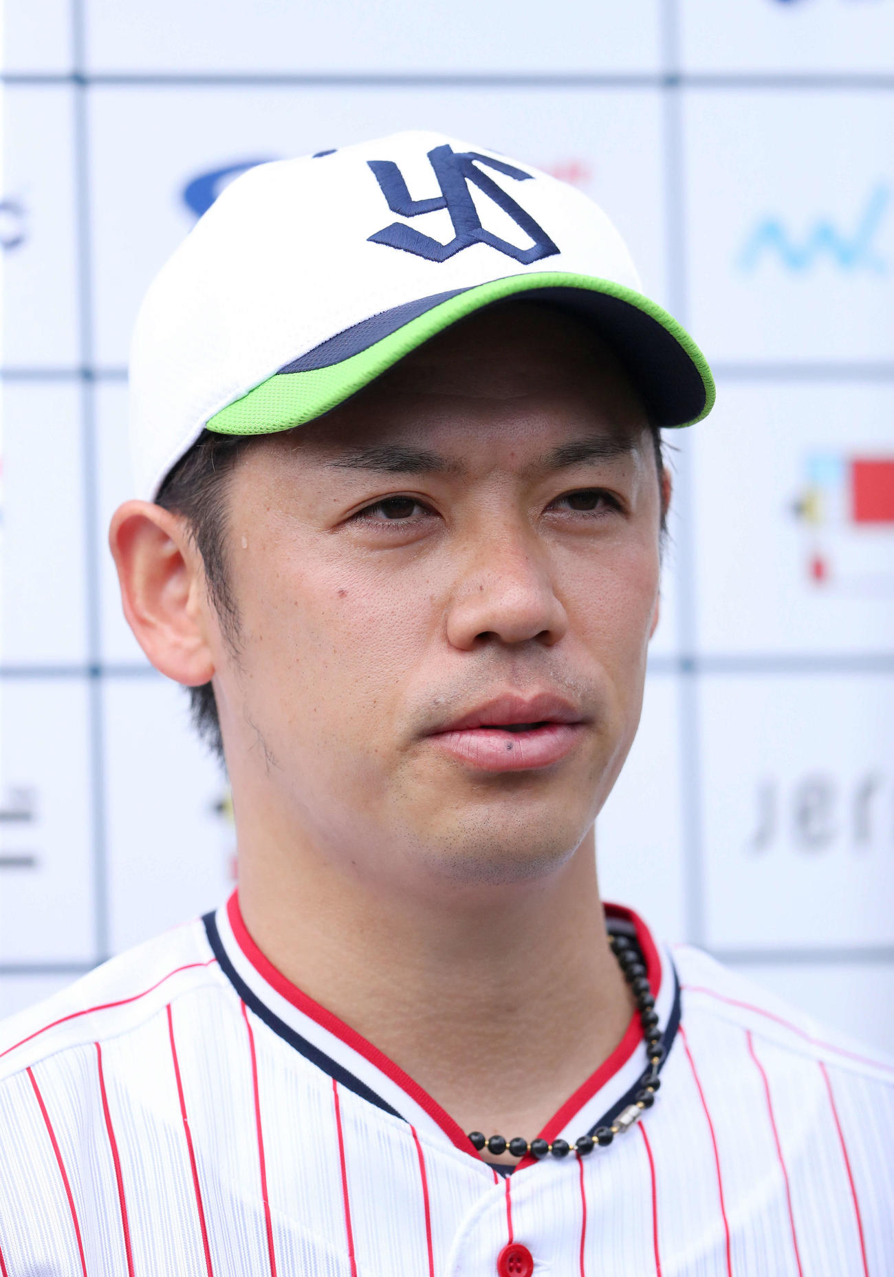 ブルペン投球を終えインタビューに答えるヤクルト小川（撮影・河田真司）