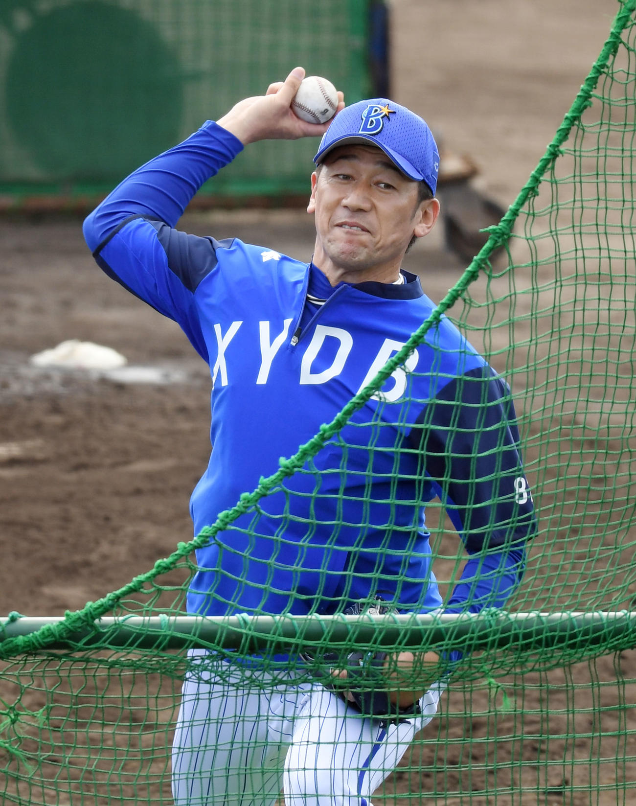 中1日で居残り特打の打撃投手を務めるDeNA三浦監督（撮影・横山健太）
