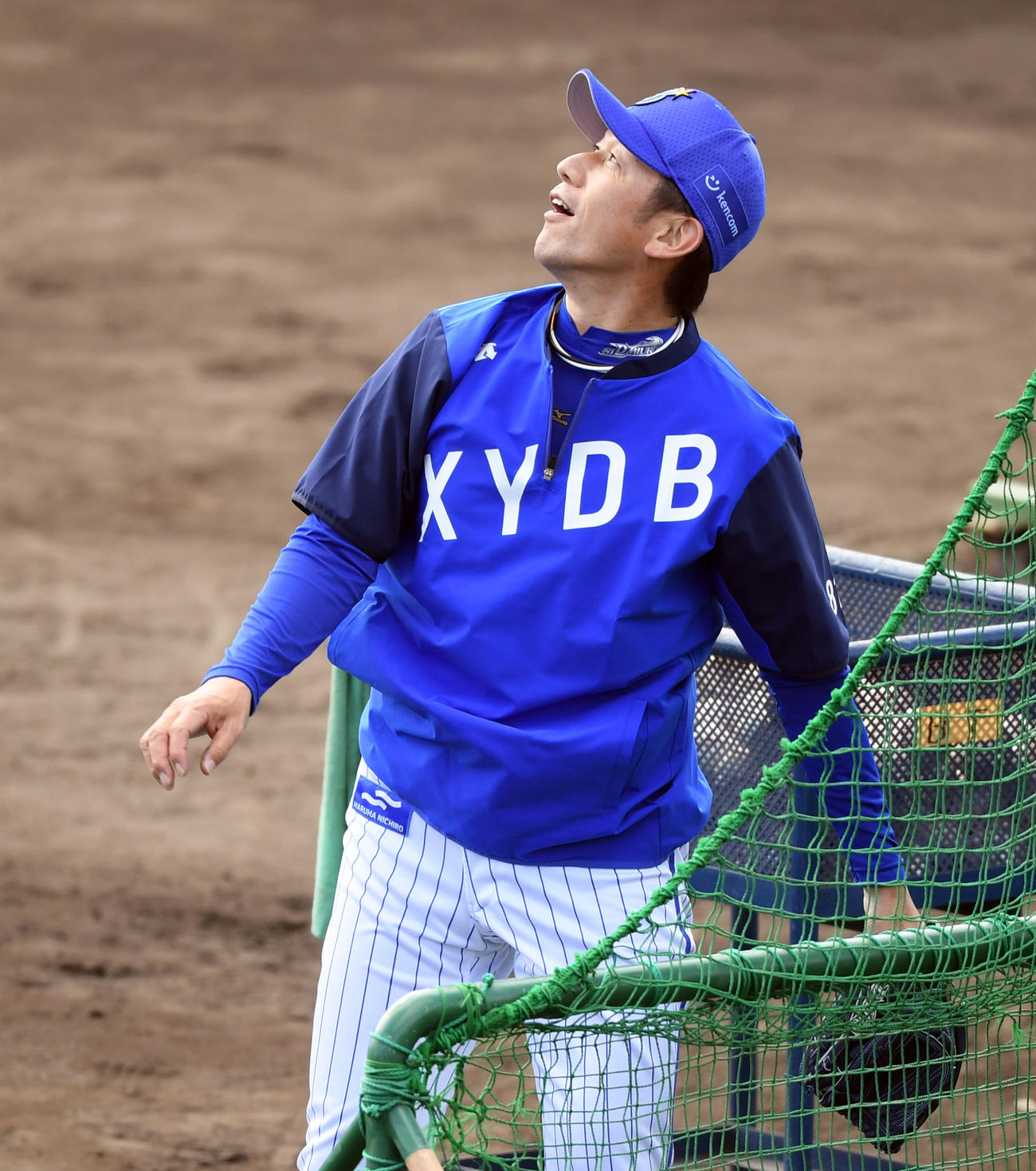 打球を見上げるDeNA三浦監督（撮影・横山健太）