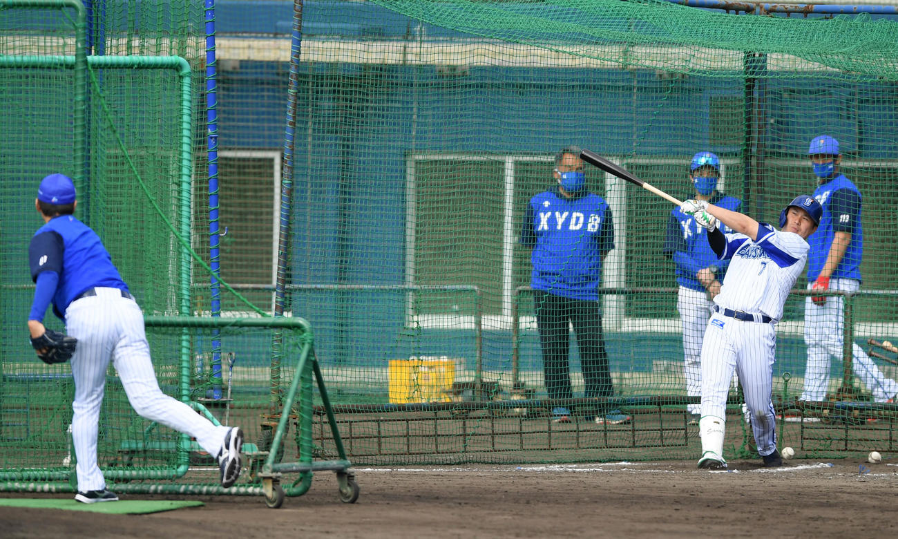 居残り特打でDeNA三浦監督（左）から快音を響かせる佐野（撮影・横山健太）