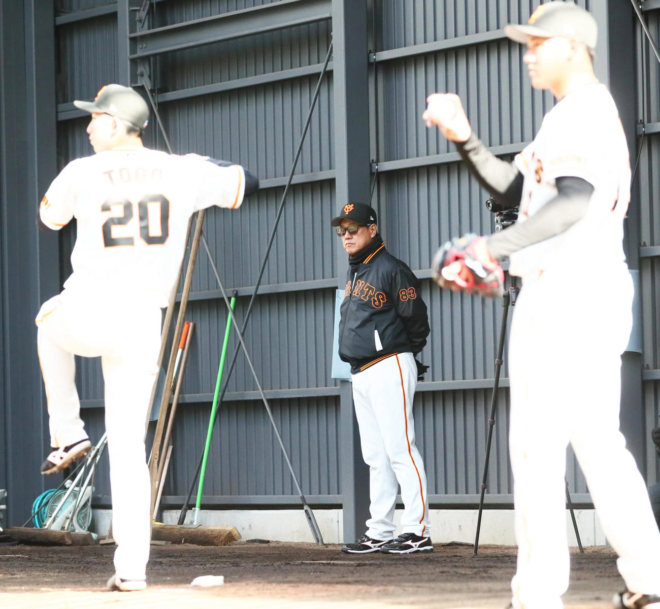 ブルペンで投球を見つめる巨人原監督。手前左は戸郷、同右は平内（撮影・足立雅史）