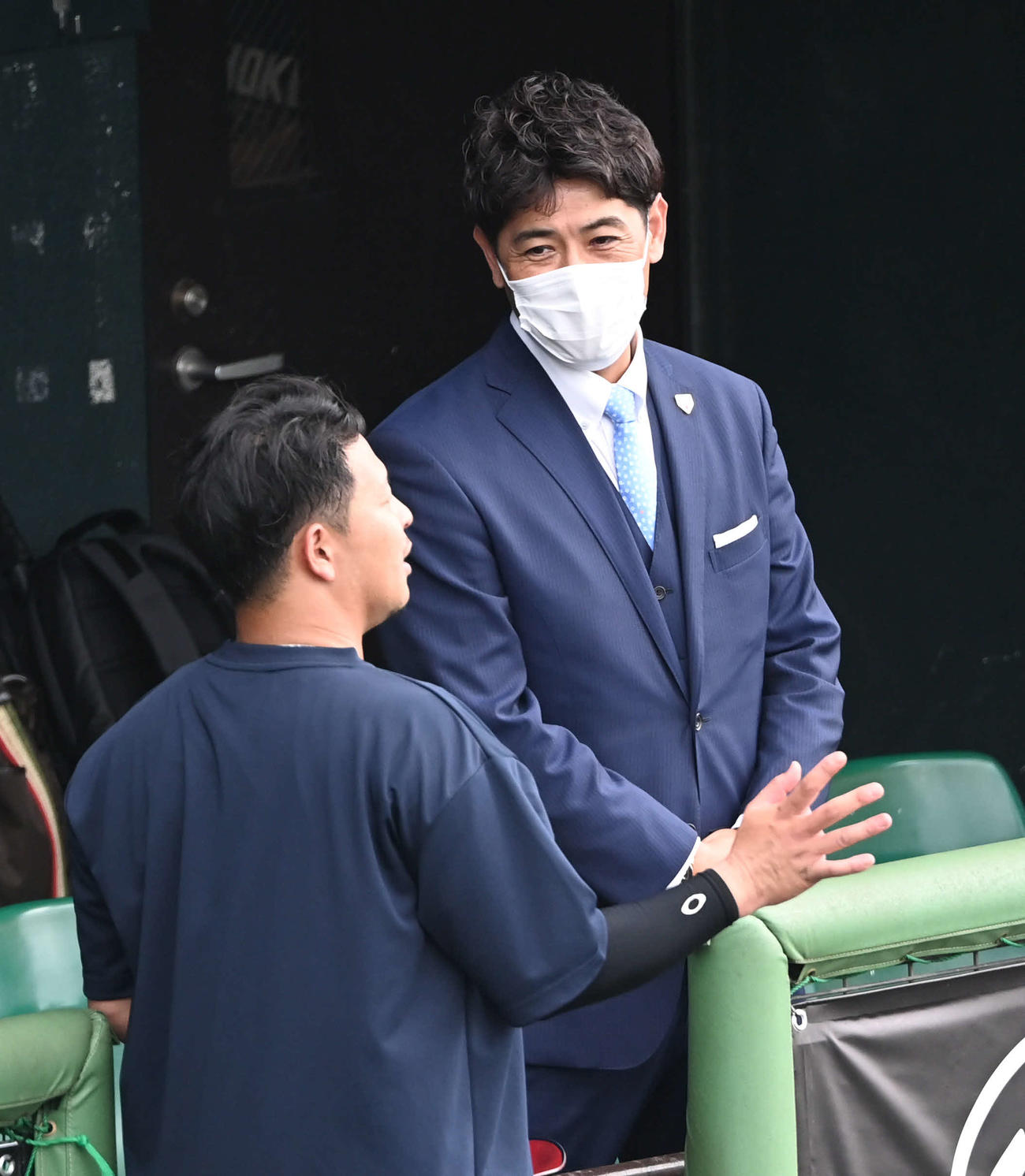 楽天キャンプを訪れた侍ジャパン稲葉監督（右）は浅村と談笑する（撮影・山崎安昭）