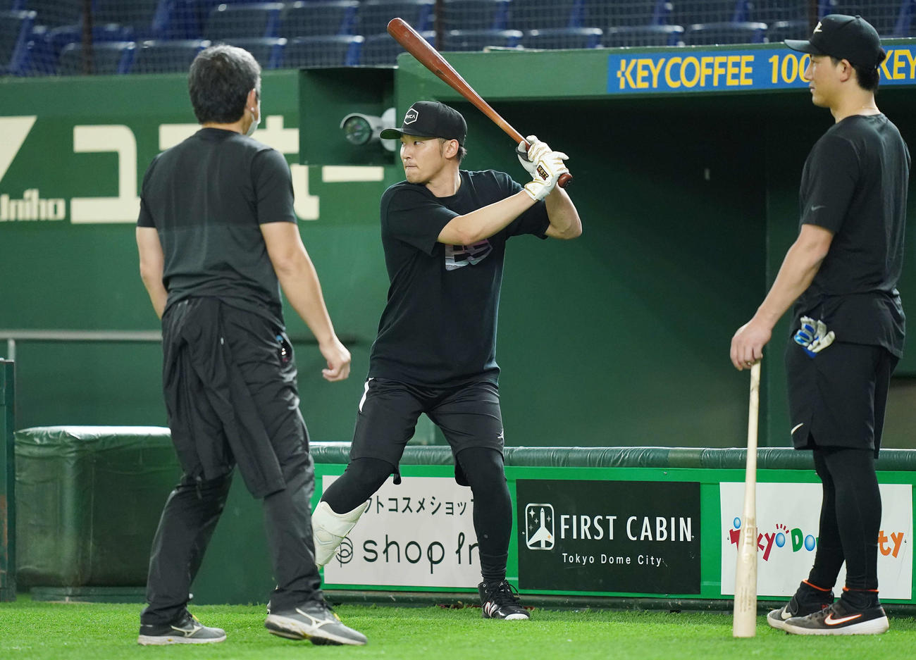 石井野手総合コーチ（左）から打撃指導を受ける巨人吉川。右は小林（撮影・鈴木みどり）