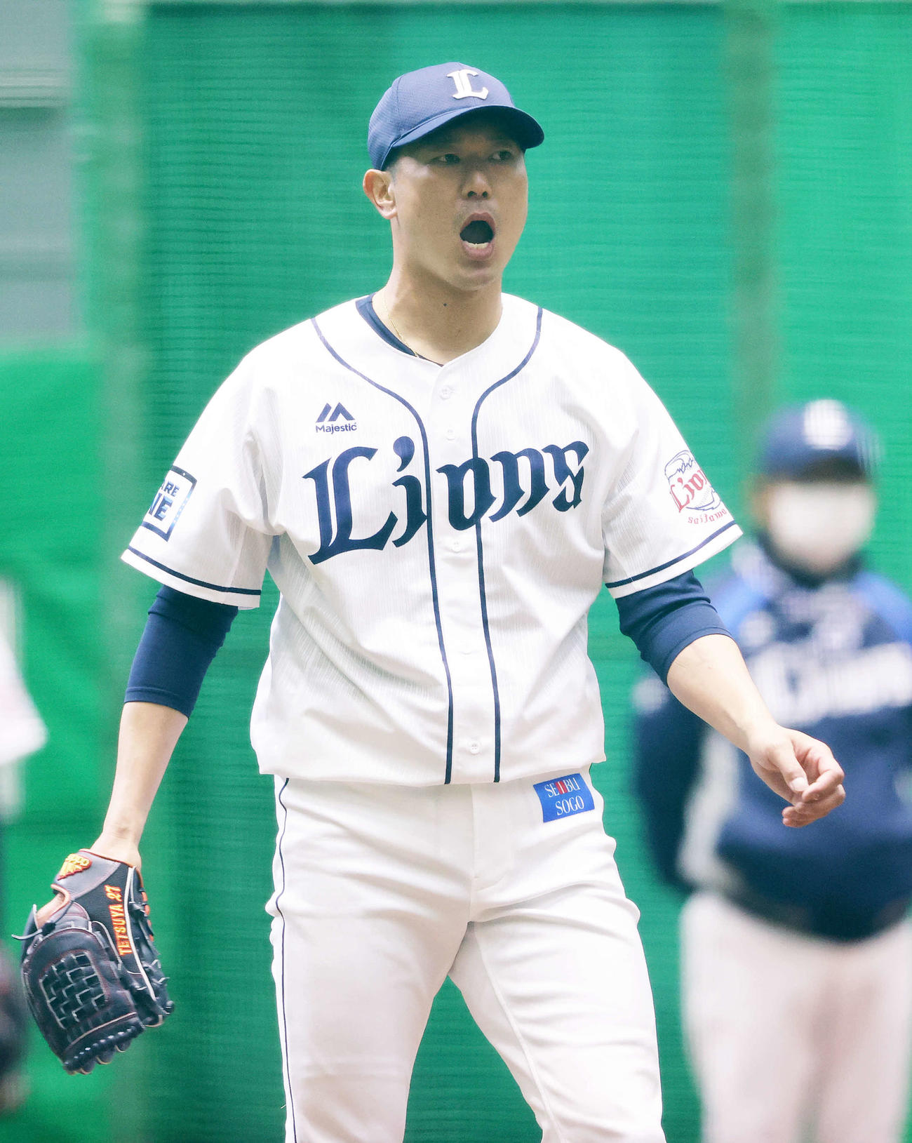投内連係で声を出す西武内海（撮影・鈴木正人）