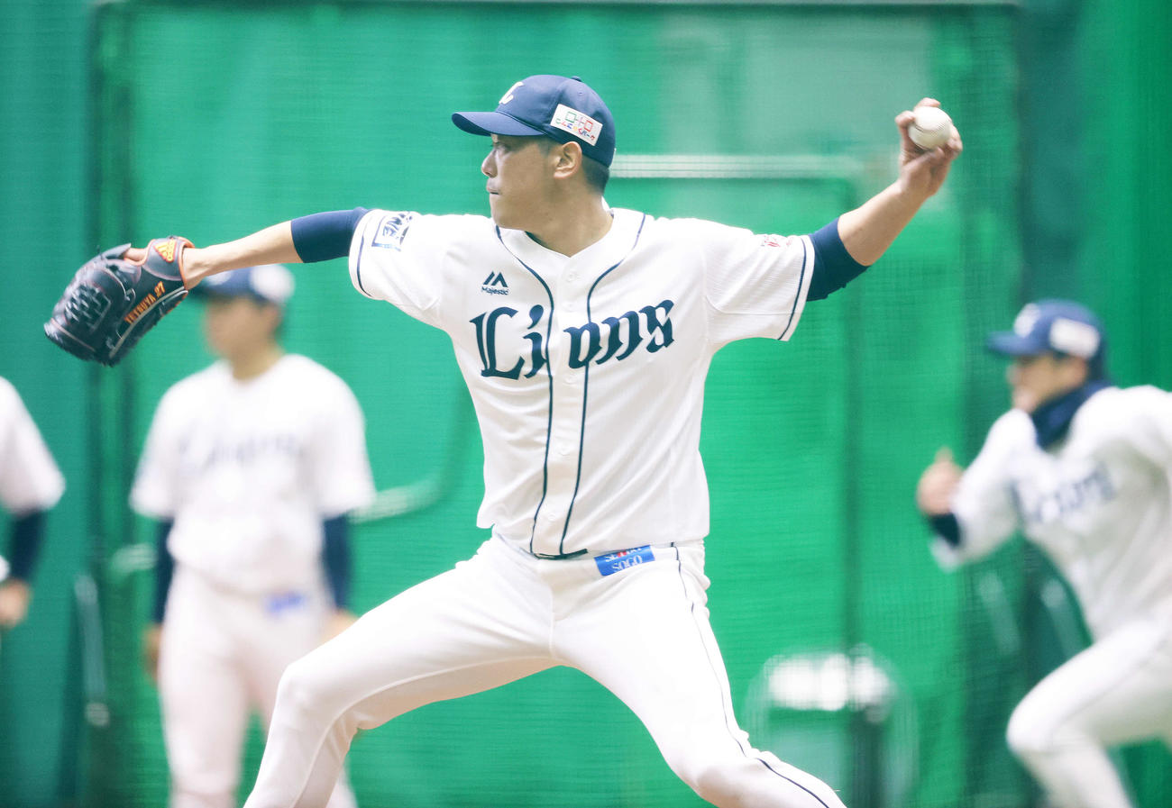 投内連係時、投球する西武内海（撮影・鈴木正人）