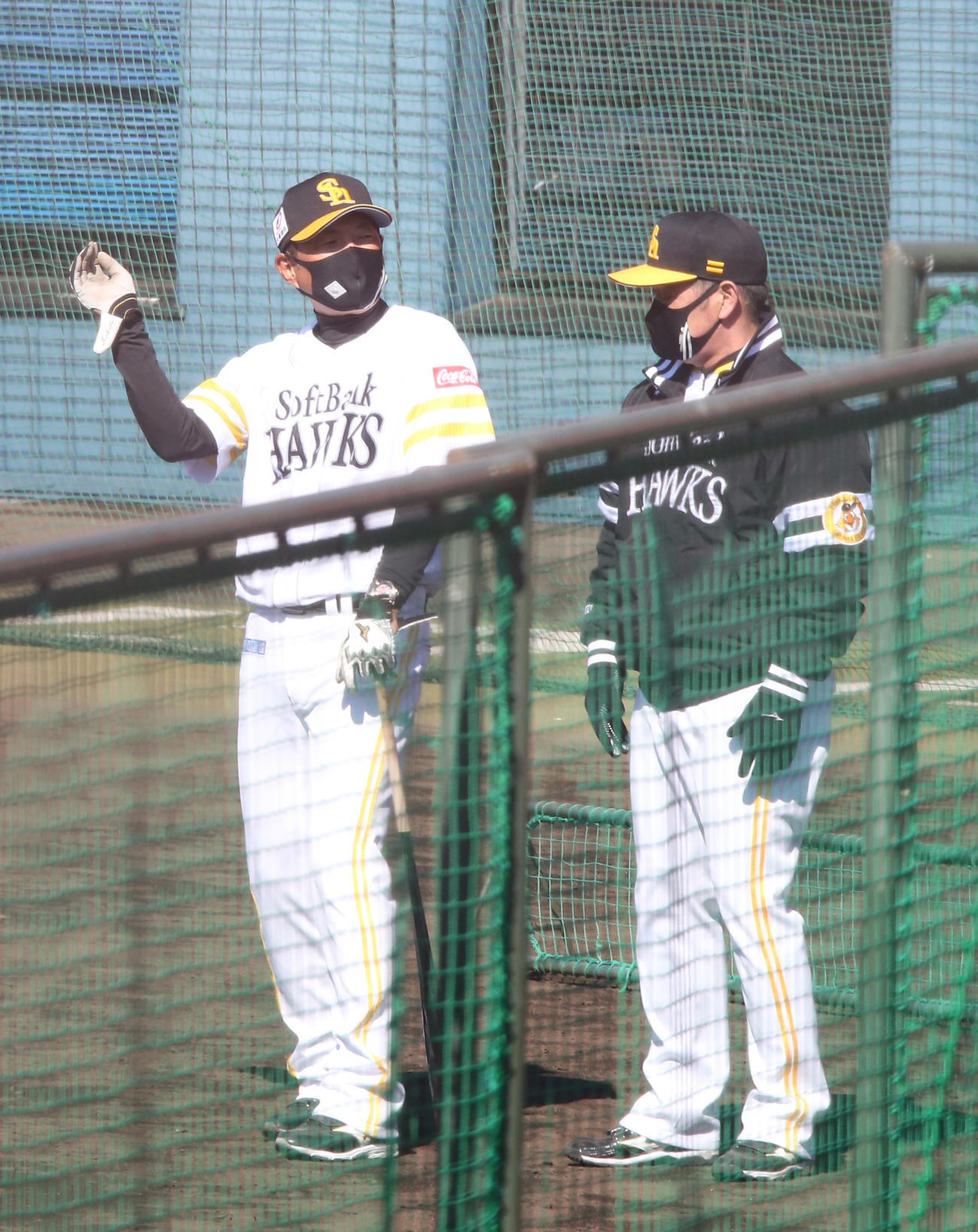 ソフトバンク情報　3カ所ノック中に話し込む左から小久保裕紀ヘッドコーチ、工藤公康監督（撮影・菊川光一）