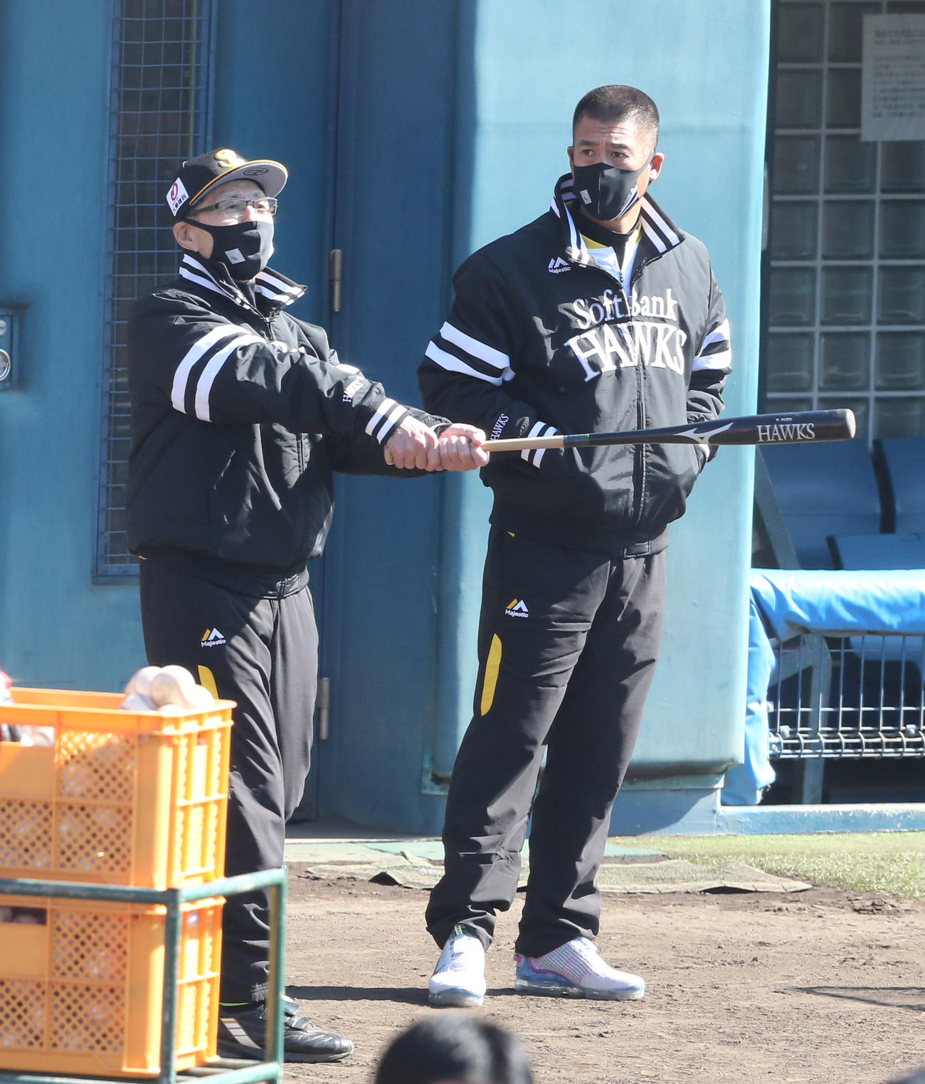 ソフトバンク情報　打撃練習中に話す左から王貞治球団会長、城島健司球団会長付特別アドバイザー（撮影・菊川光一）