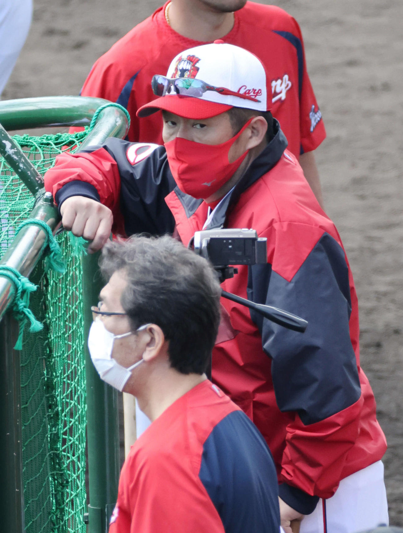 広島沖縄キャンプ　フリー打撃を見守る佐々岡監督（撮影・加藤孝規）