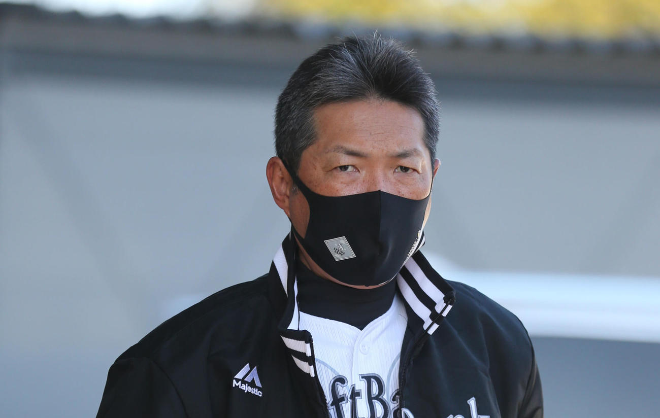 球場に入る小久保裕紀ヘッドコーチ（撮影・梅根麻紀）
