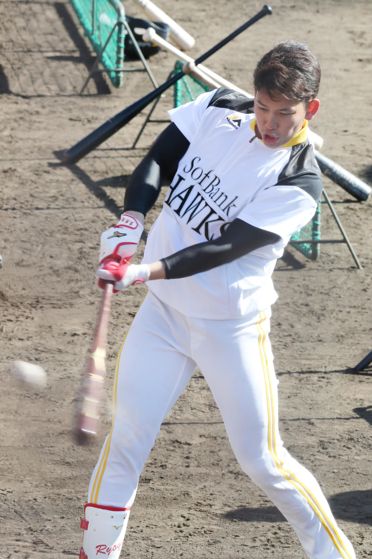 ティー打撃を行う栗原陵矢（撮影・菊川光一）