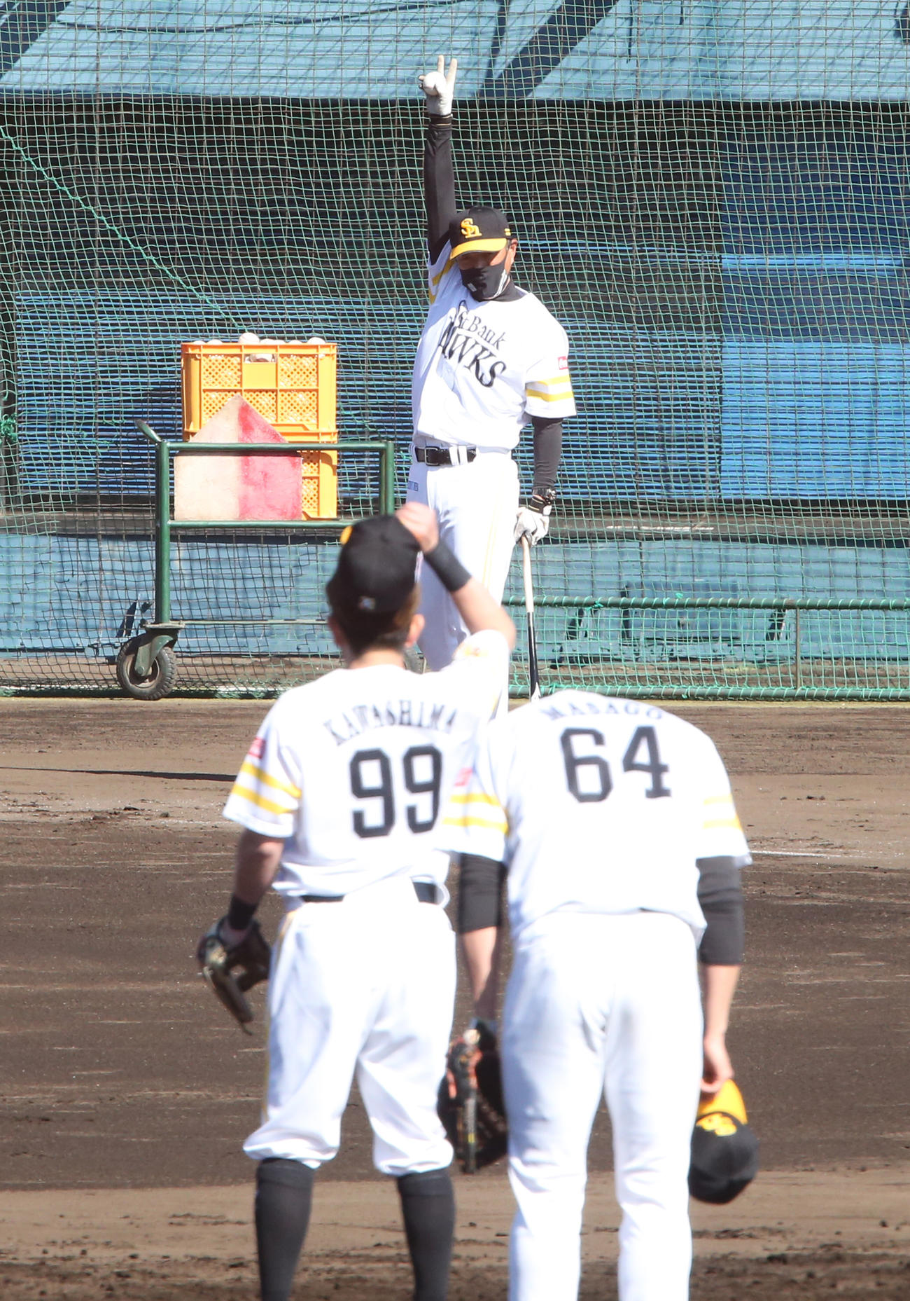 ノックを終え、Vサインを出す小久保裕紀ヘッドコーチ（撮影・菊川光一）